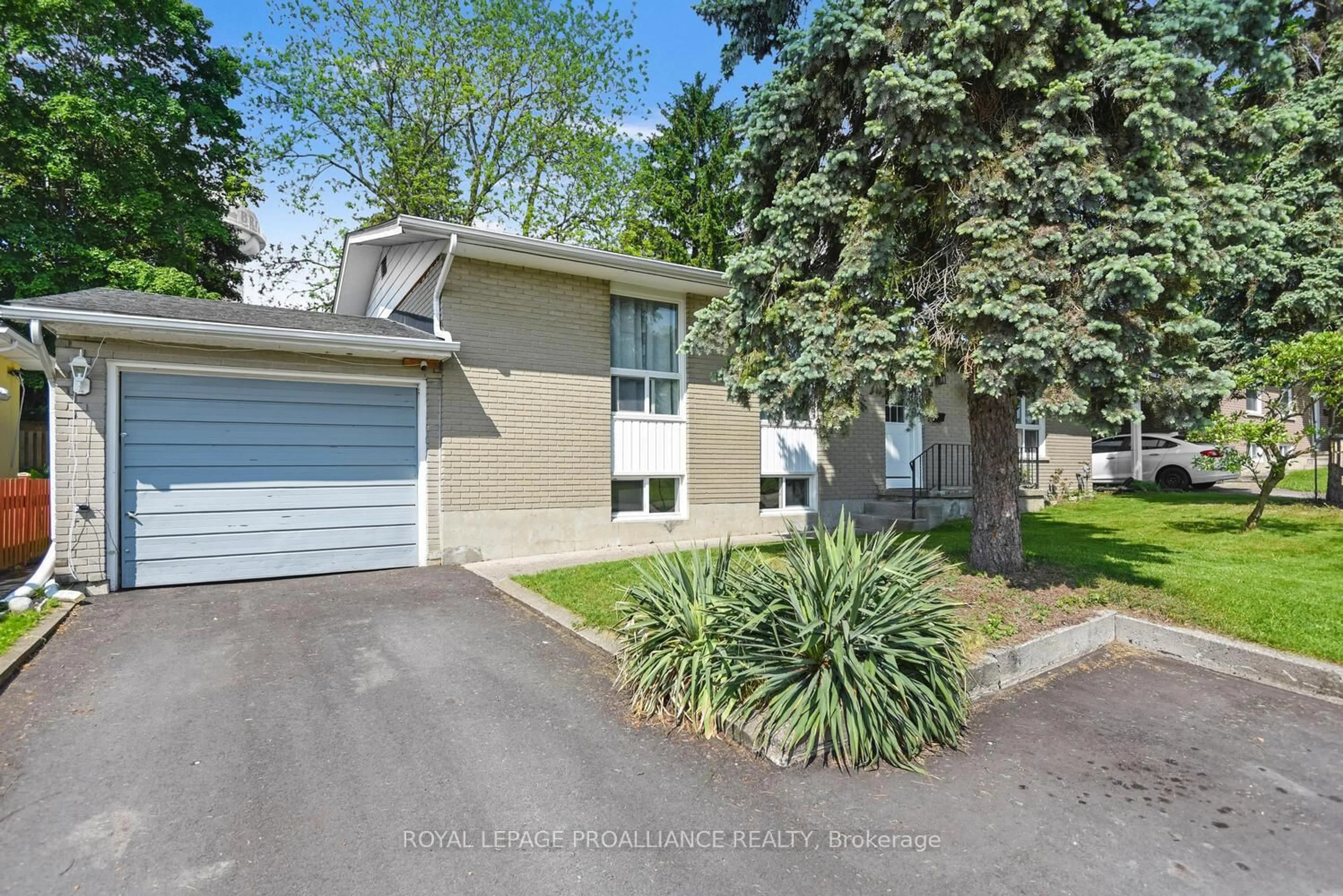 A pic from outside/outdoor area/front of a property/back of a property/a pic from drone, street for 18 Convay Cres, Brockville Ontario K6V 5A1