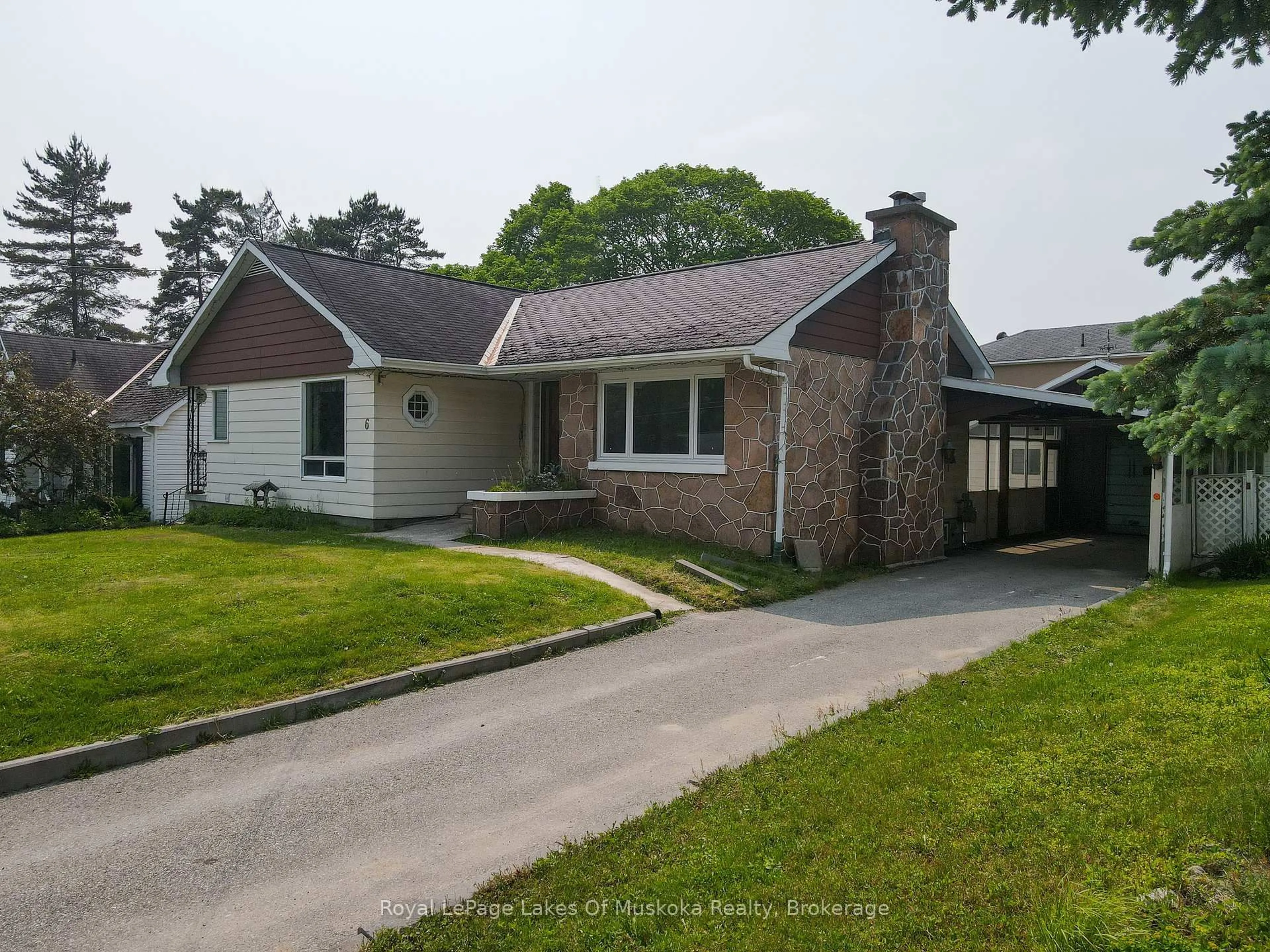 A pic from outside/outdoor area/front of a property/back of a property/a pic from drone, street for 6 Morris Ave, Huntsville Ontario P1H 1G6