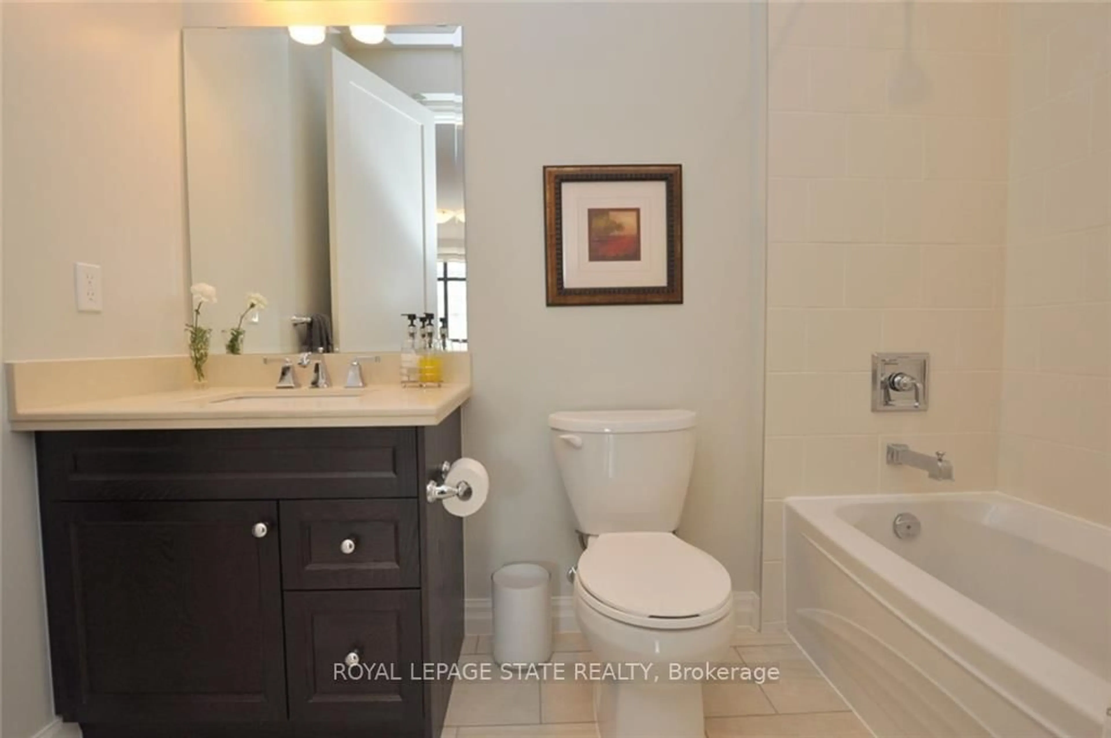 Standard bathroom, ceramic/tile floor for 112 King St #1109, Hamilton Ontario L8N 1A8
