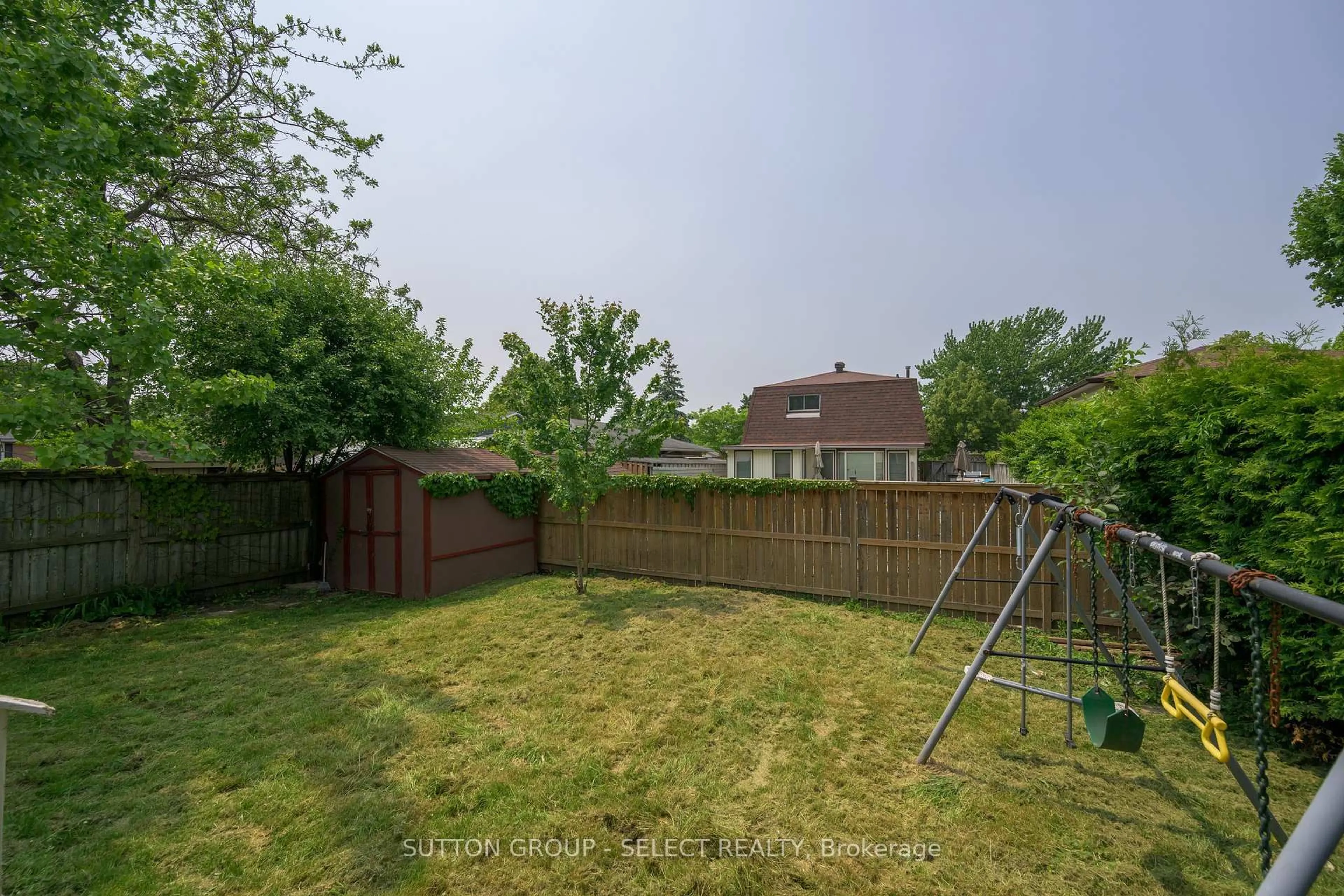 A pic from outside/outdoor area/front of a property/back of a property/a pic from drone, unknown for 64 Edmunds Cres, London South Ontario N5Z 4J2