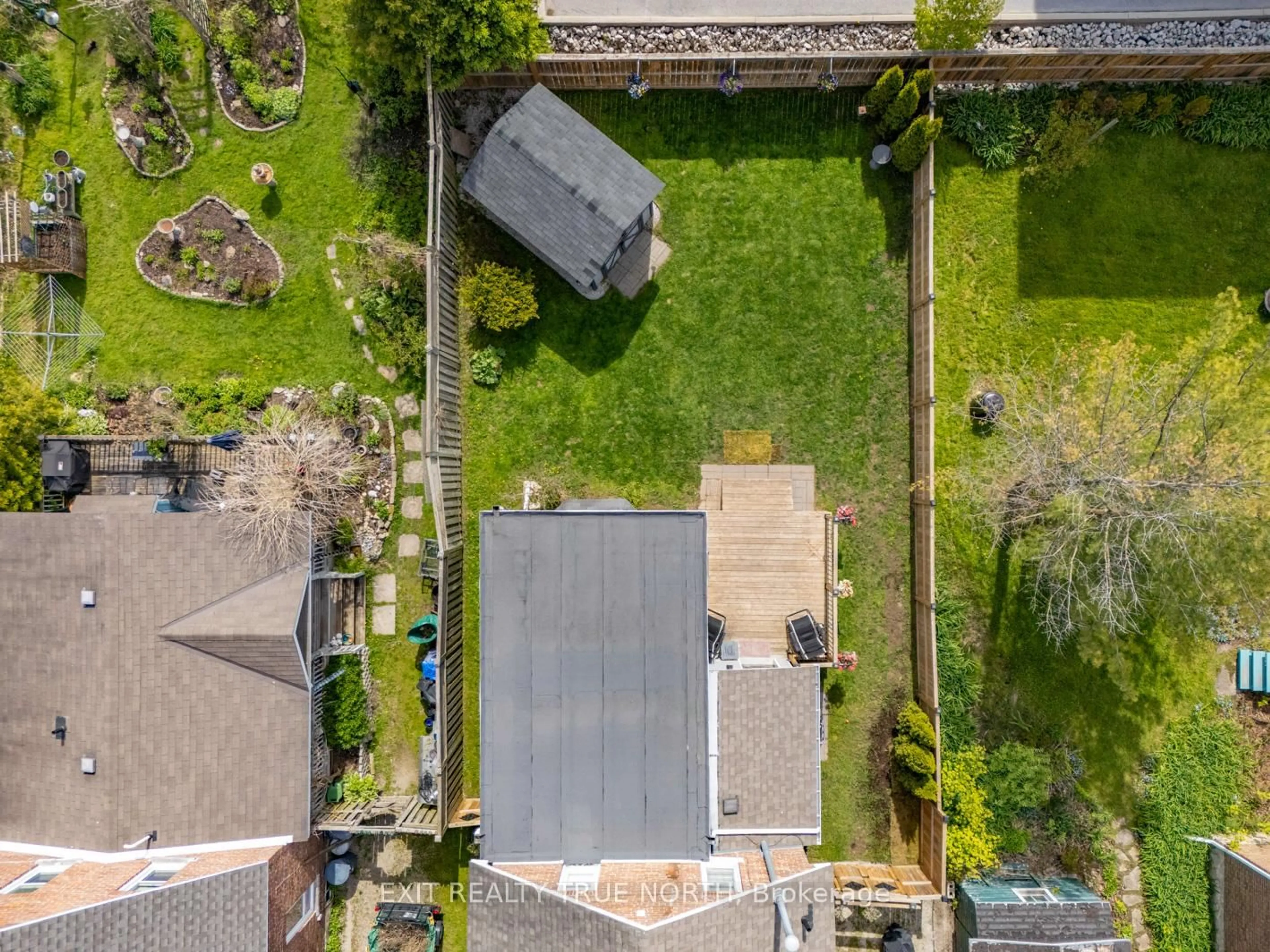 A pic from outside/outdoor area/front of a property/back of a property/a pic from drone, city buildings view from balcony for 1827 3rd Ave, Owen Sound Ontario N4K 4R7