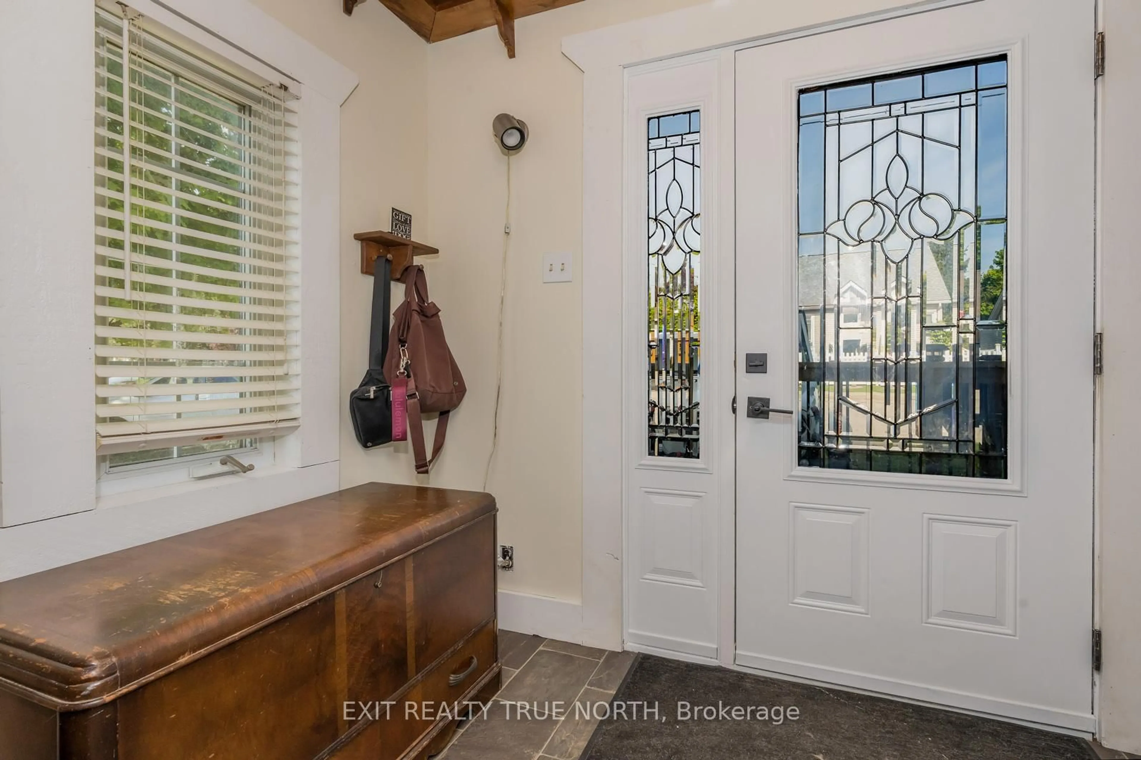Indoor entryway for 1827 3rd Ave, Owen Sound Ontario N4K 4R7
