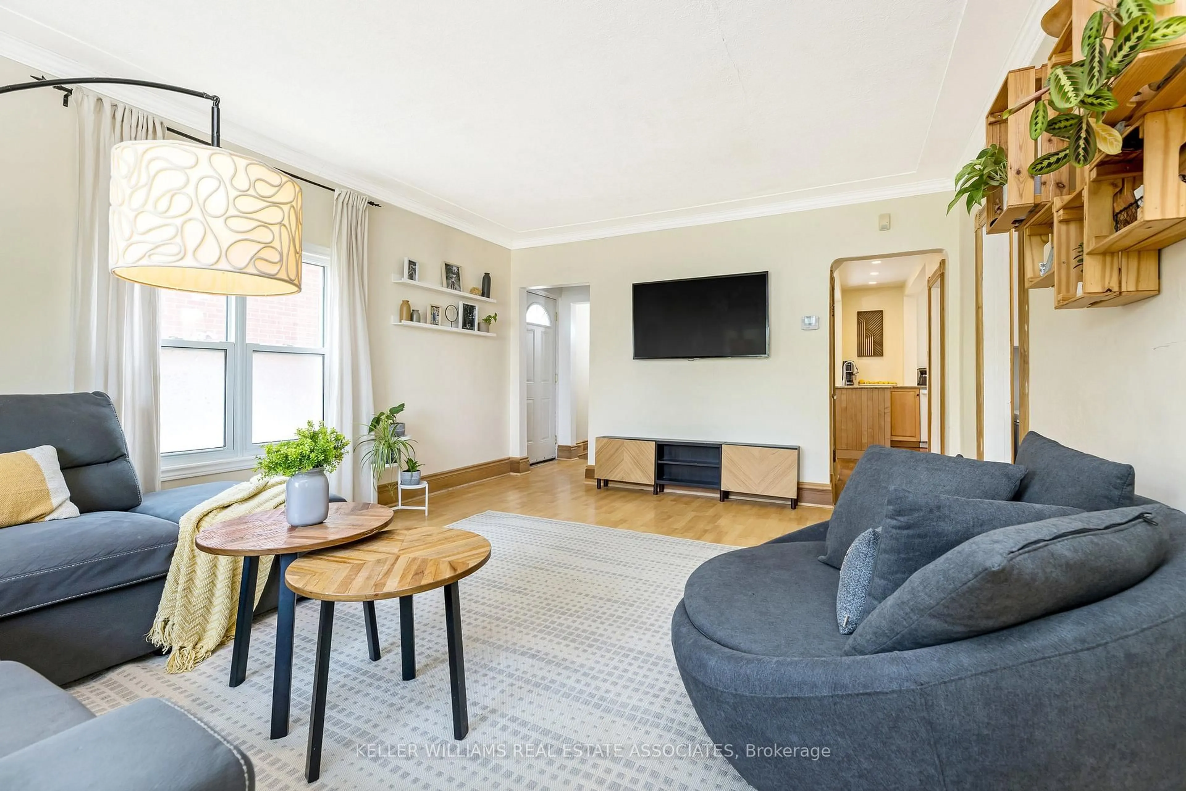 Living room with furniture, unknown for 7 Indiana St, Kitchener Ontario N2H 2A4