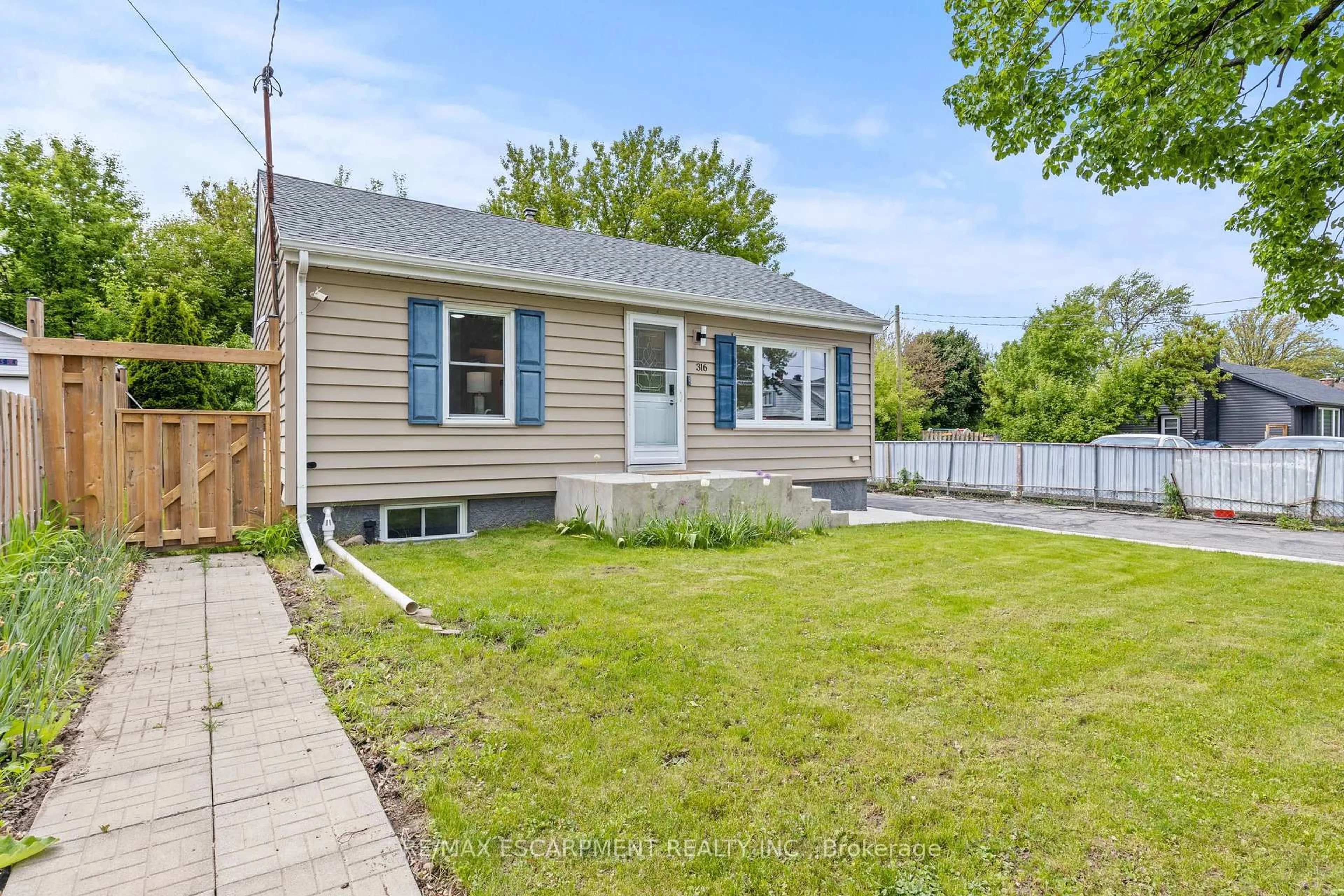 Home with vinyl exterior material, street for 316 East 43rd St, Hamilton Ontario L8T 3C7