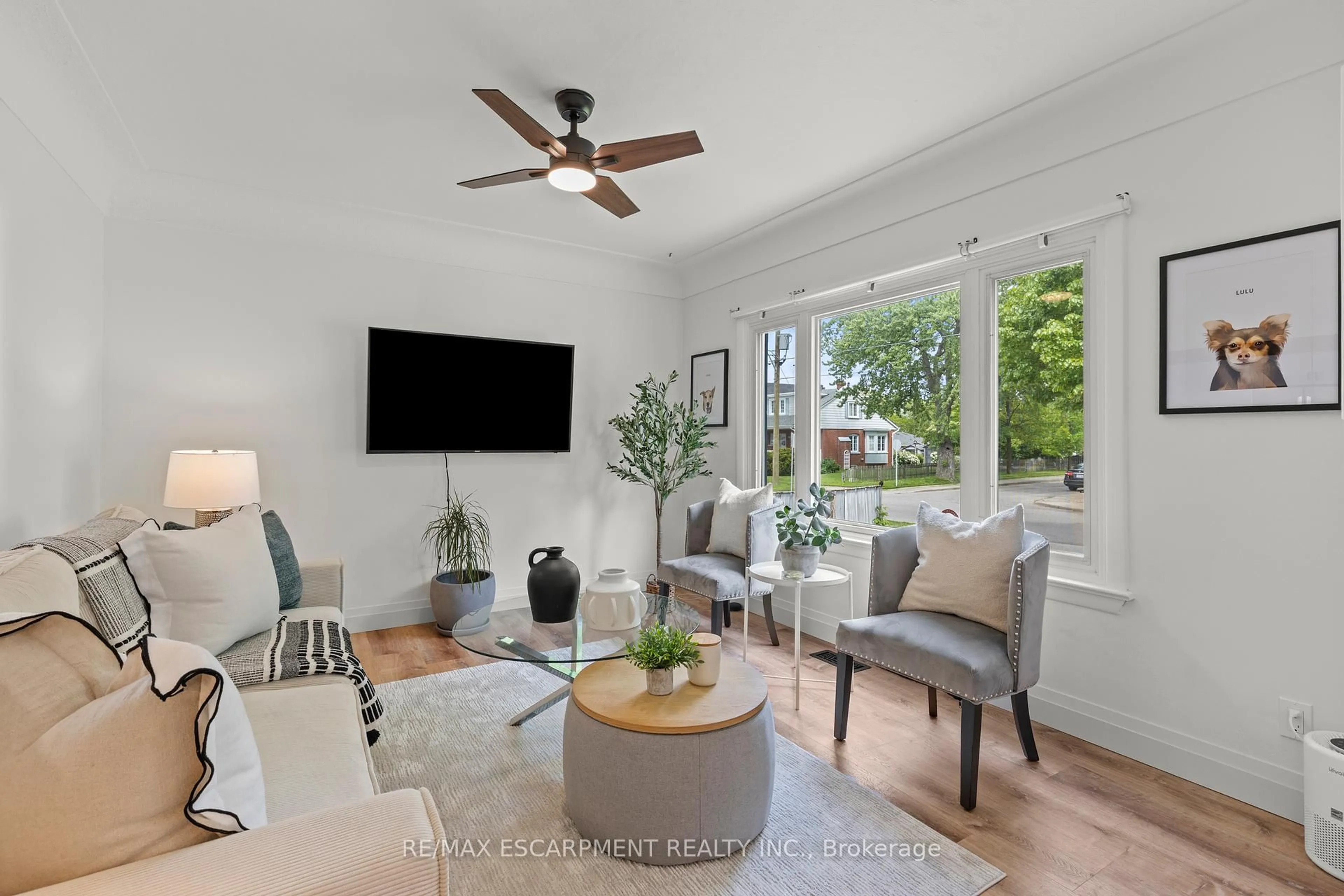 Living room with furniture, unknown for 316 East 43rd St, Hamilton Ontario L8T 3C7