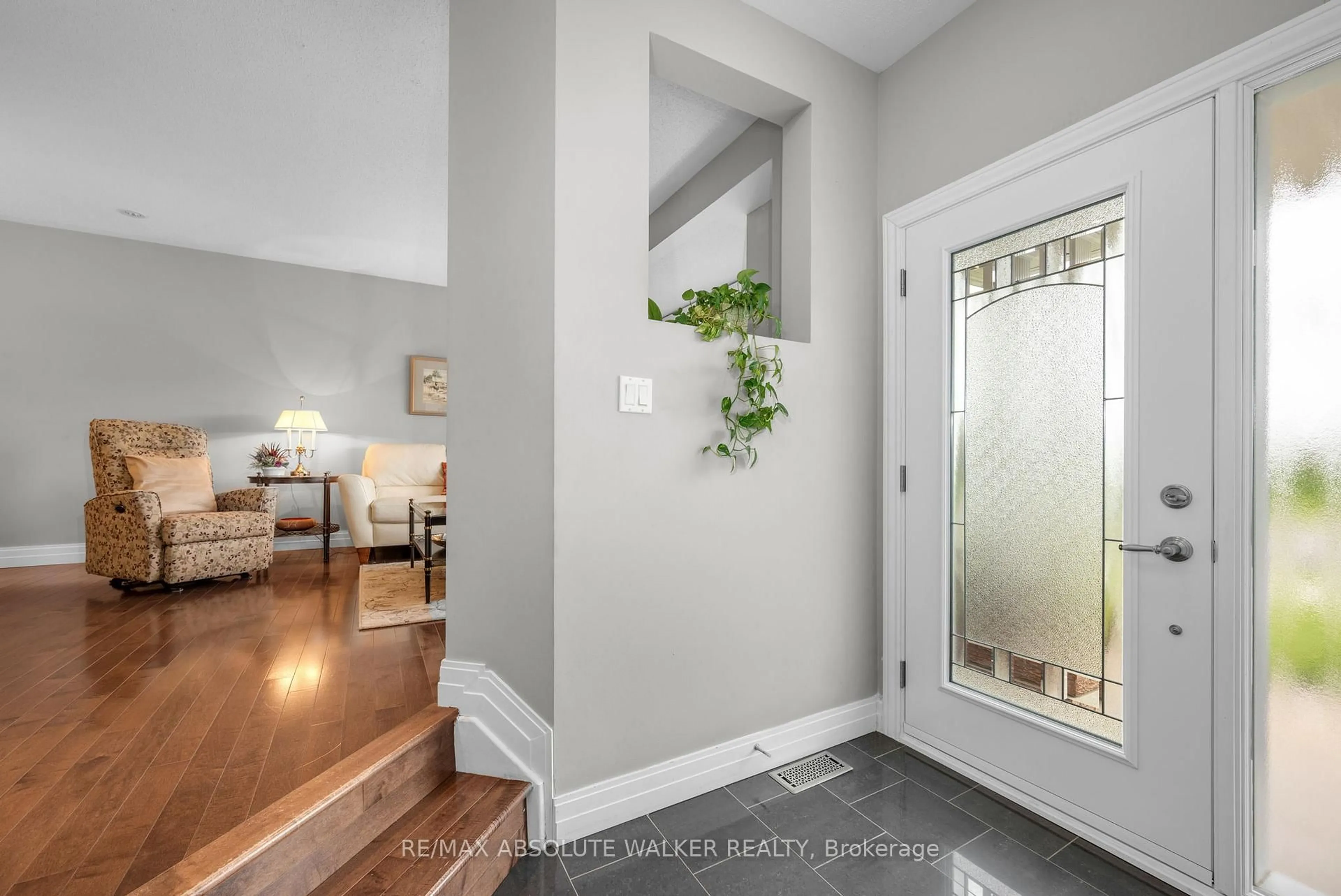 Indoor entryway for 2235 Esprit Dr, Ottawa Ontario K4A 4Z4