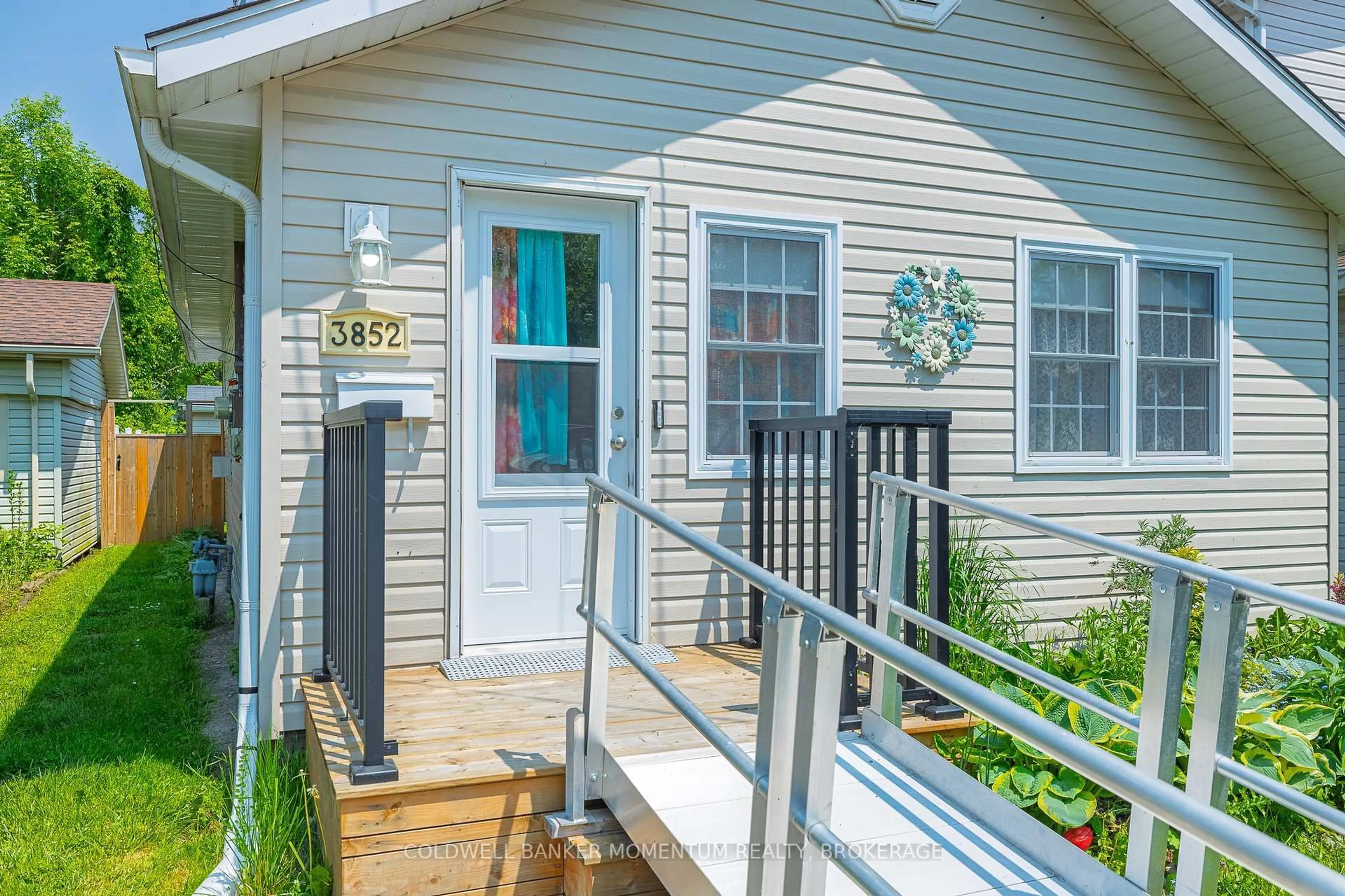 Home with vinyl exterior material, street for 3852 Mathewson Ave, Fort Erie Ontario L0S 1B0