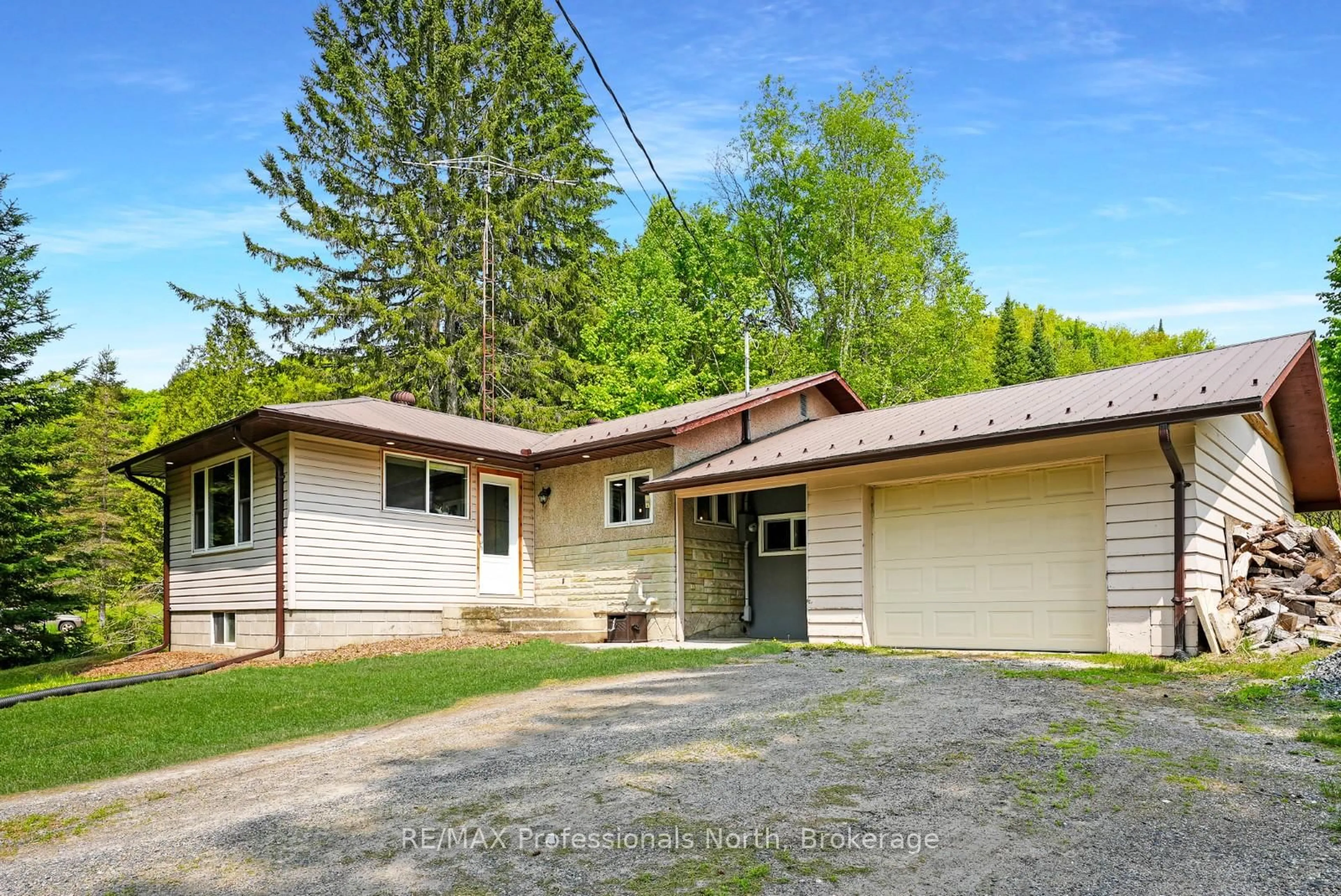 A pic from outside/outdoor area/front of a property/back of a property/a pic from drone, street for 2473 North Shore Rd, Algonquin Highlands Ontario K0M 1S0