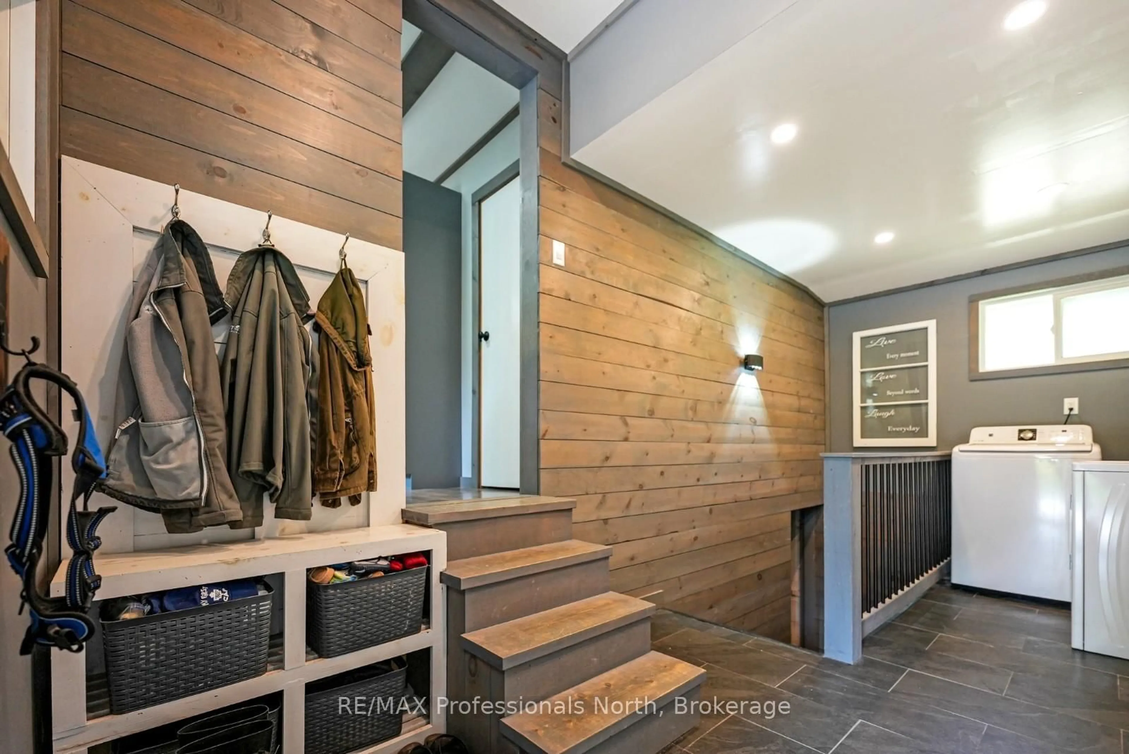 Indoor entryway for 2473 North Shore Rd, Algonquin Highlands Ontario K0M 1S0