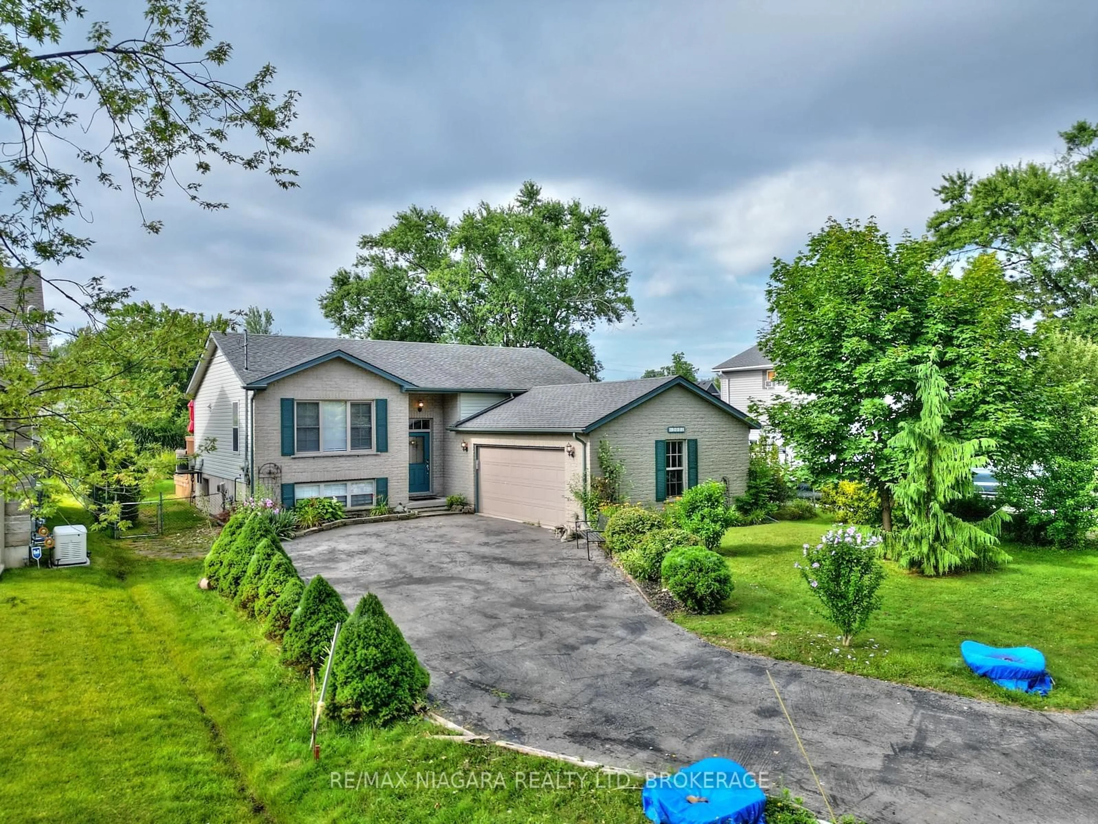 A pic from outside/outdoor area/front of a property/back of a property/a pic from drone, street for 3001 YOUNG Ave, Fort Erie Ontario L0S 1N0