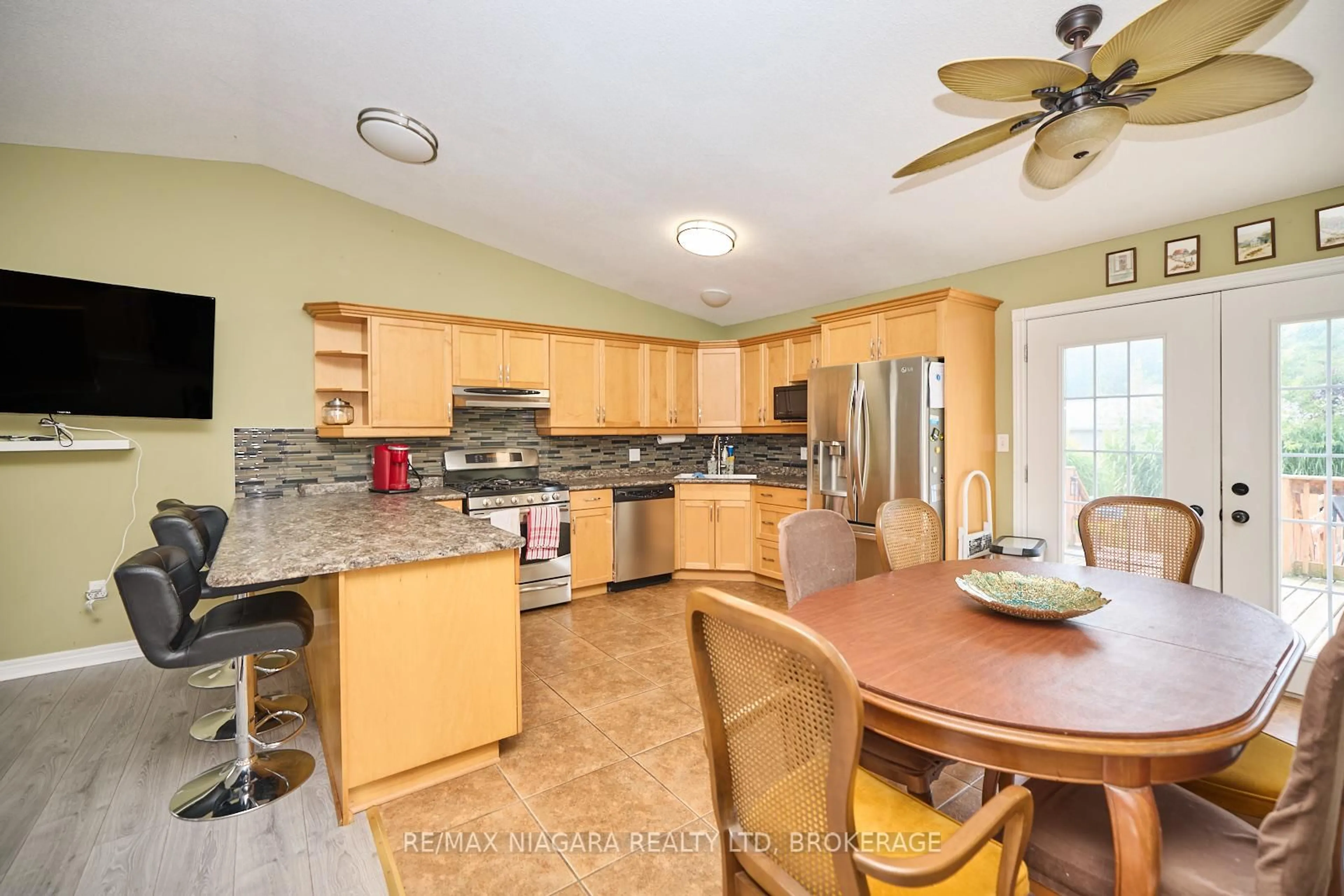 Open concept kitchen, ceramic/tile floor for 3001 YOUNG Ave, Fort Erie Ontario L0S 1N0