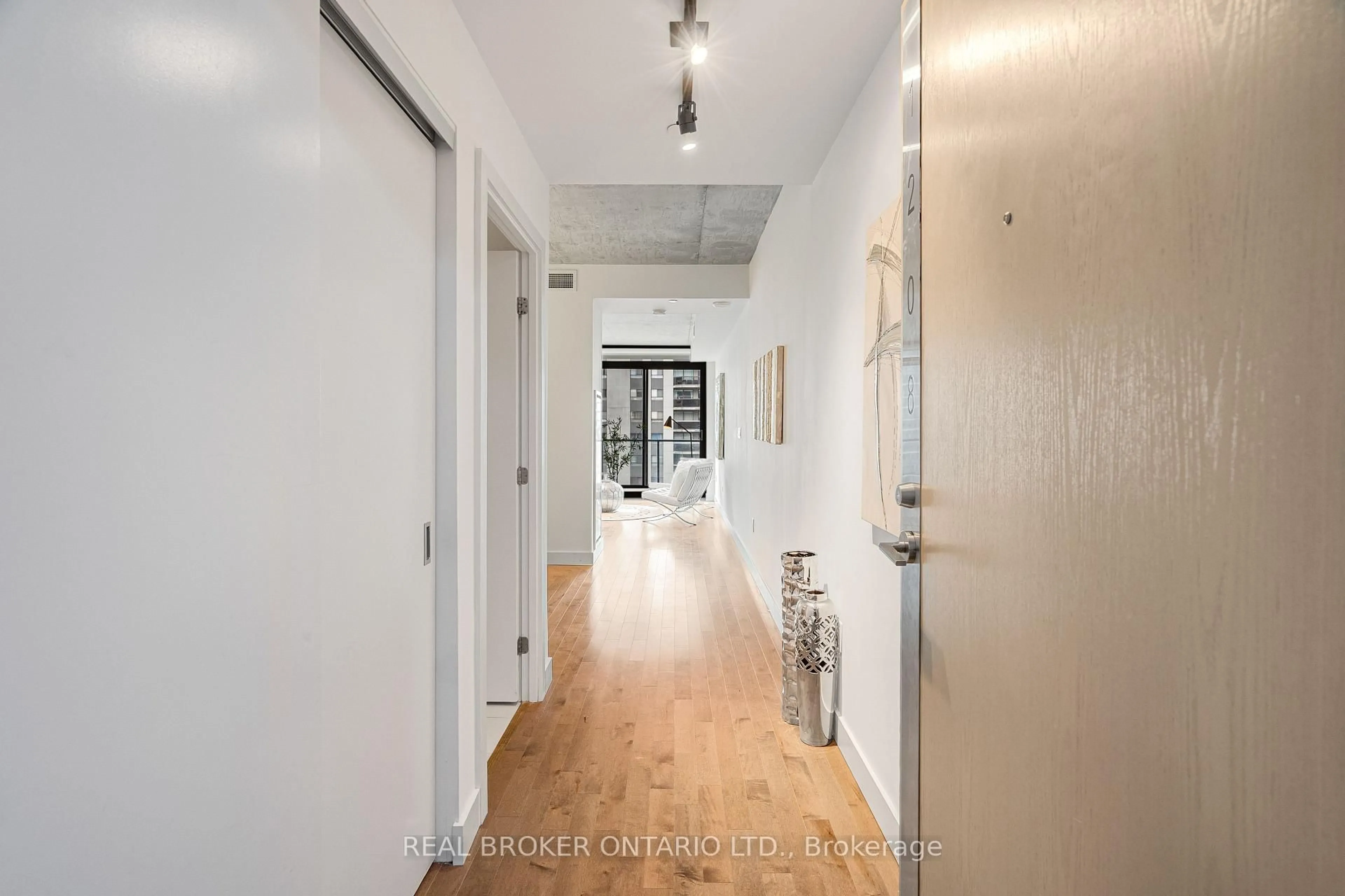 Indoor entryway for 224 Lyon St #1208, Ottawa Ontario K1R 0C1