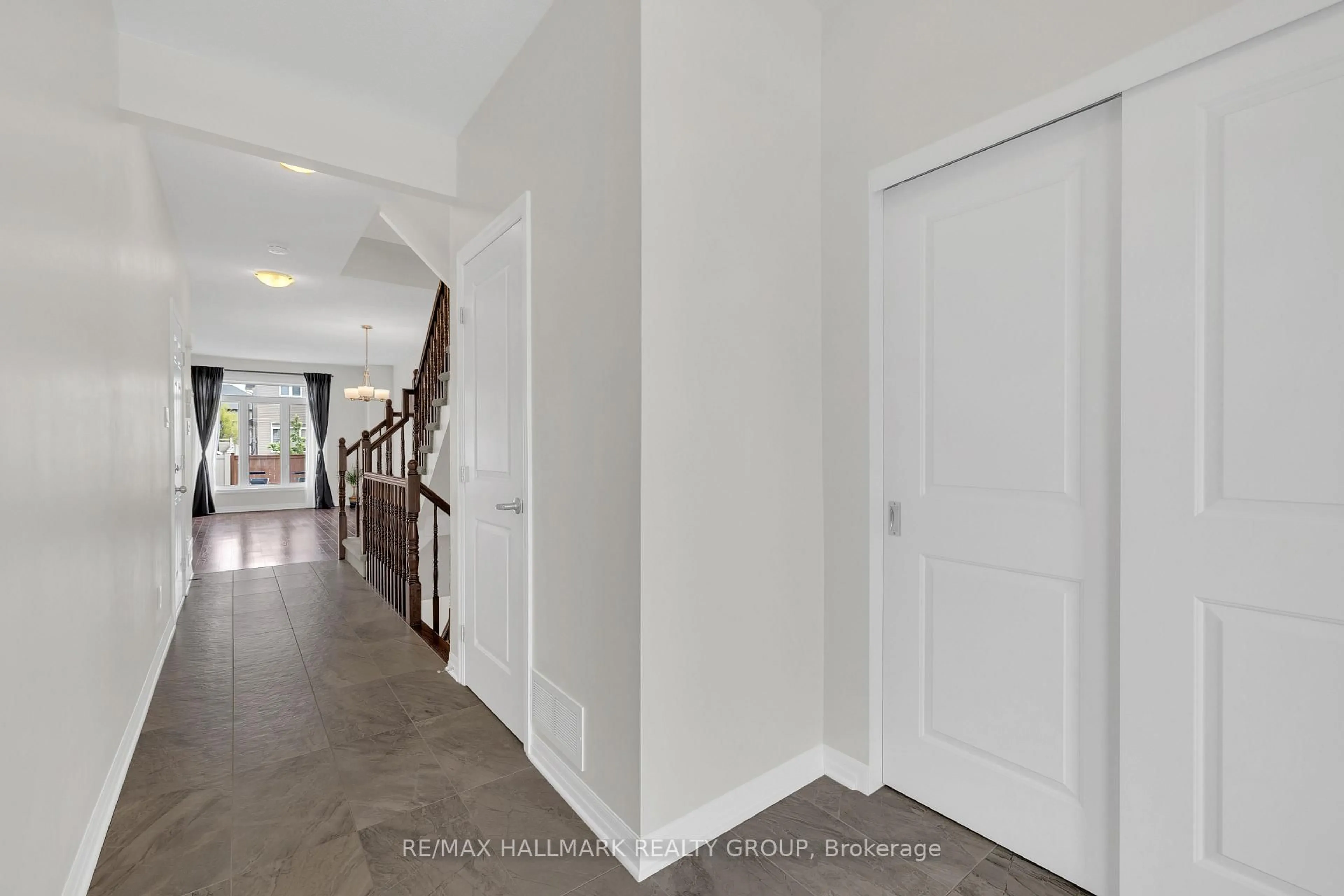 Indoor entryway for 1022 Cobble Hill Dr, Ottawa Ontario K2J 0J7