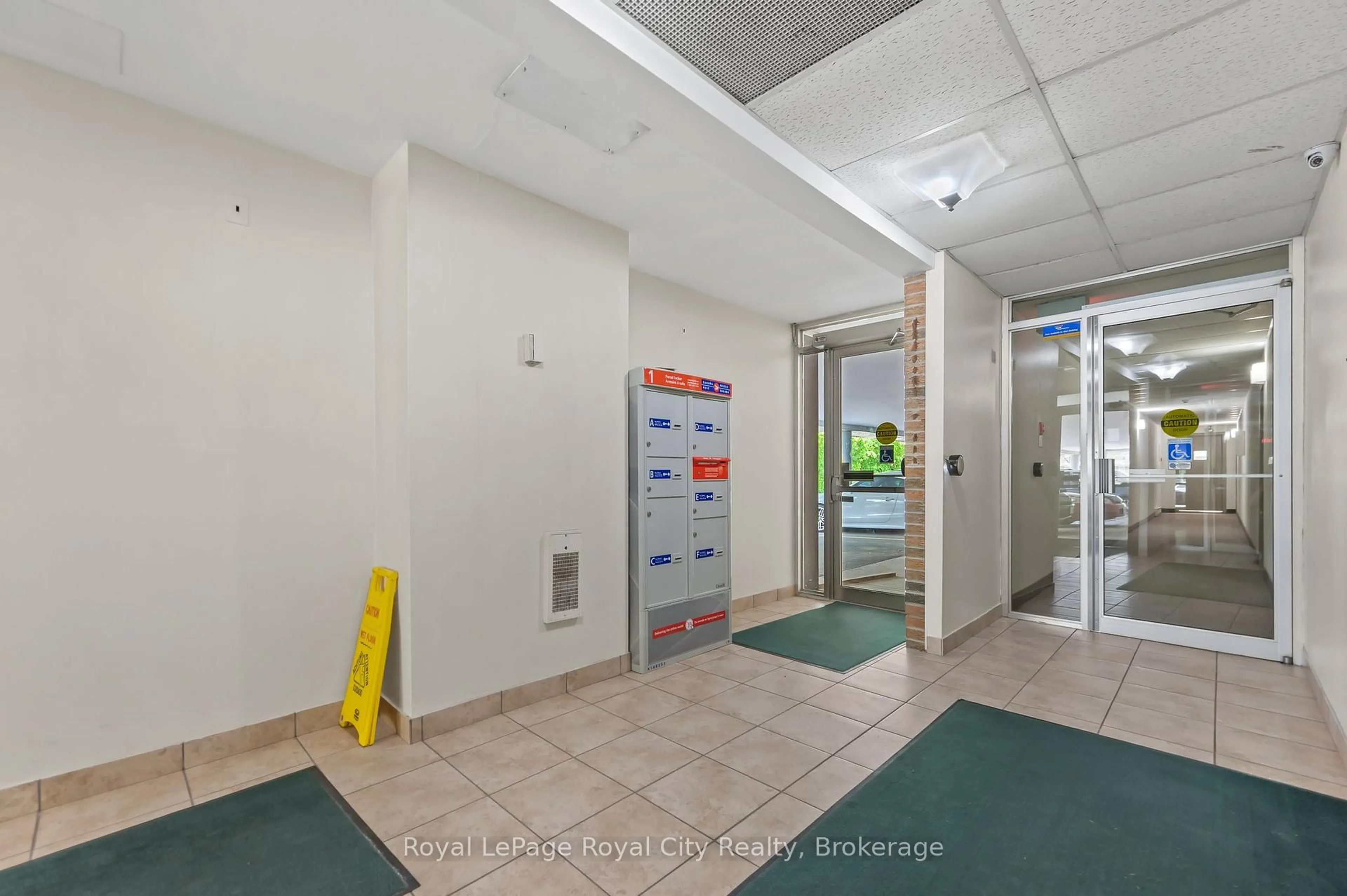 Indoor foyer for 234 Willow Rd #104, Guelph Ontario N1H 7C6