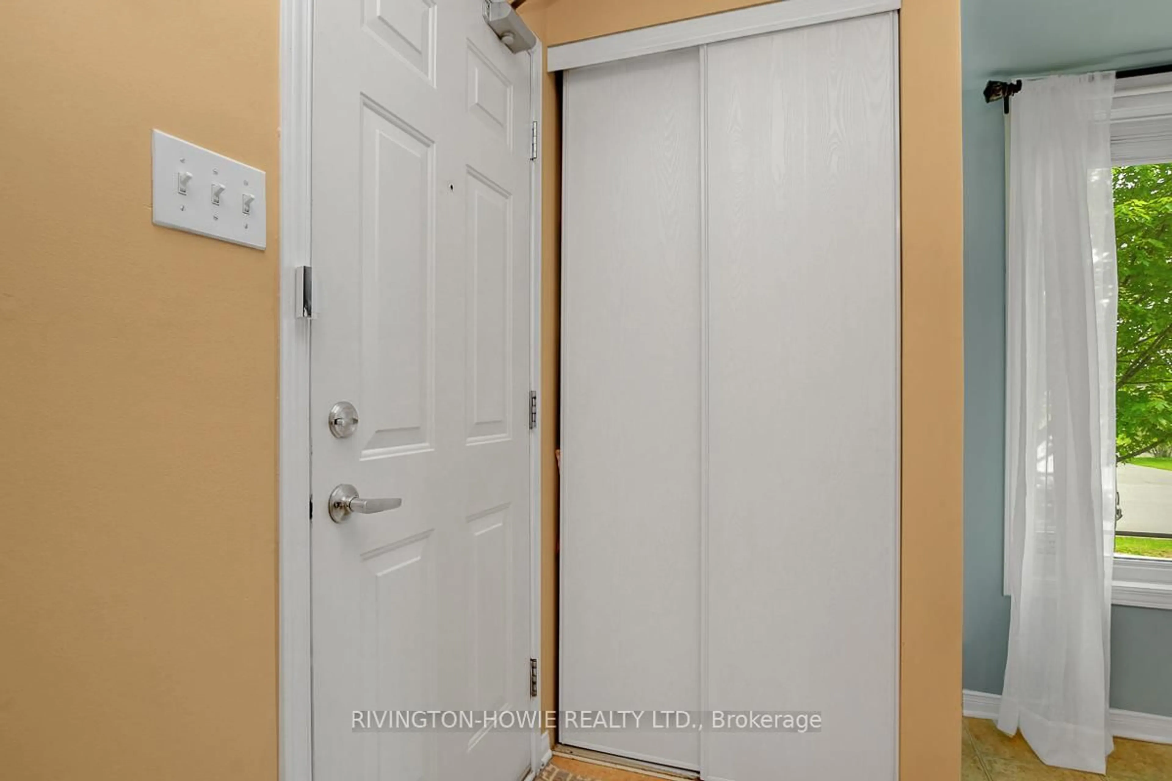 Indoor entryway for 402 Crownridge Dr #30, Kanata Ontario K2M 3A4