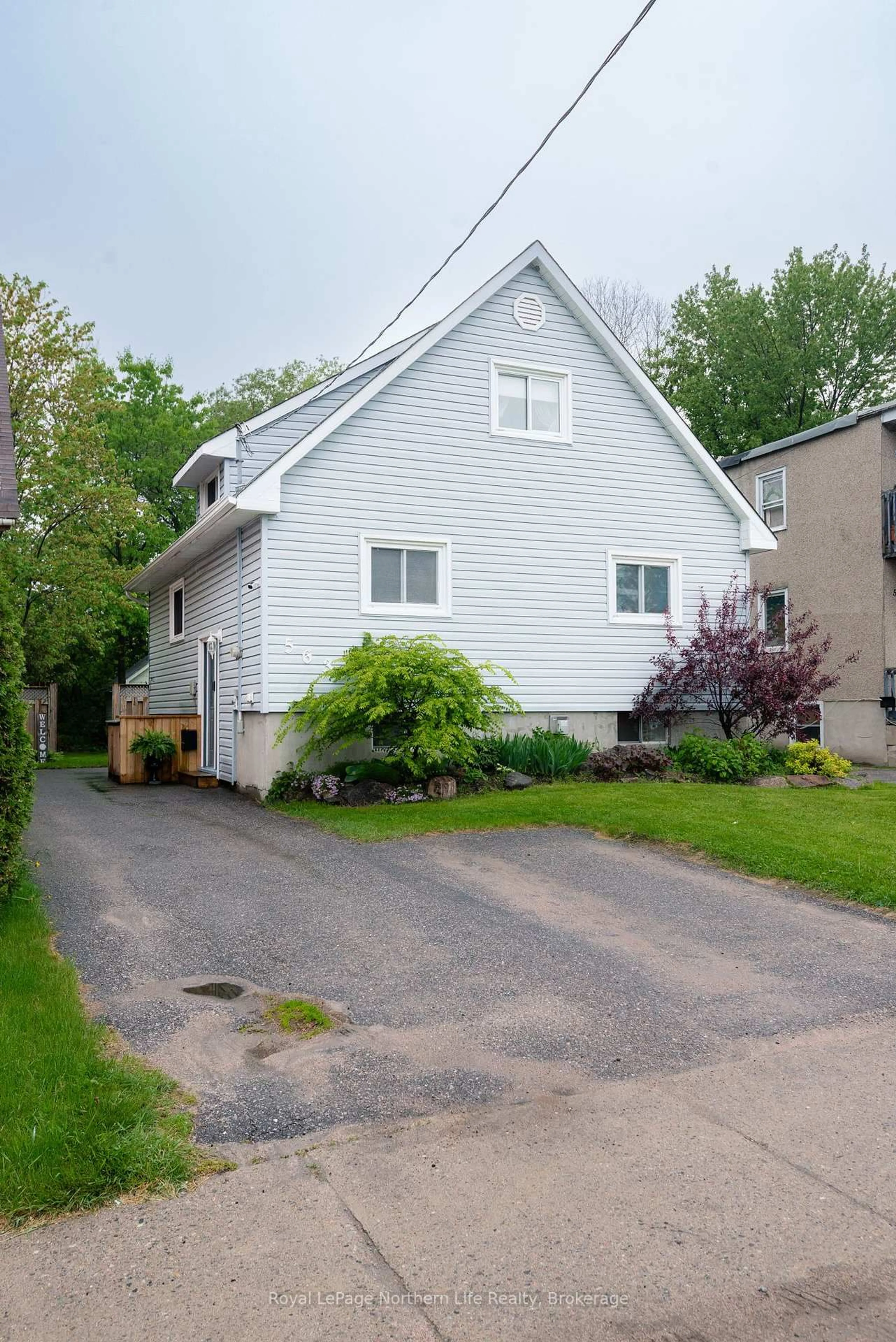 Home with vinyl exterior material, street for 563 Hardy St, North Bay Ontario P1B 1S3