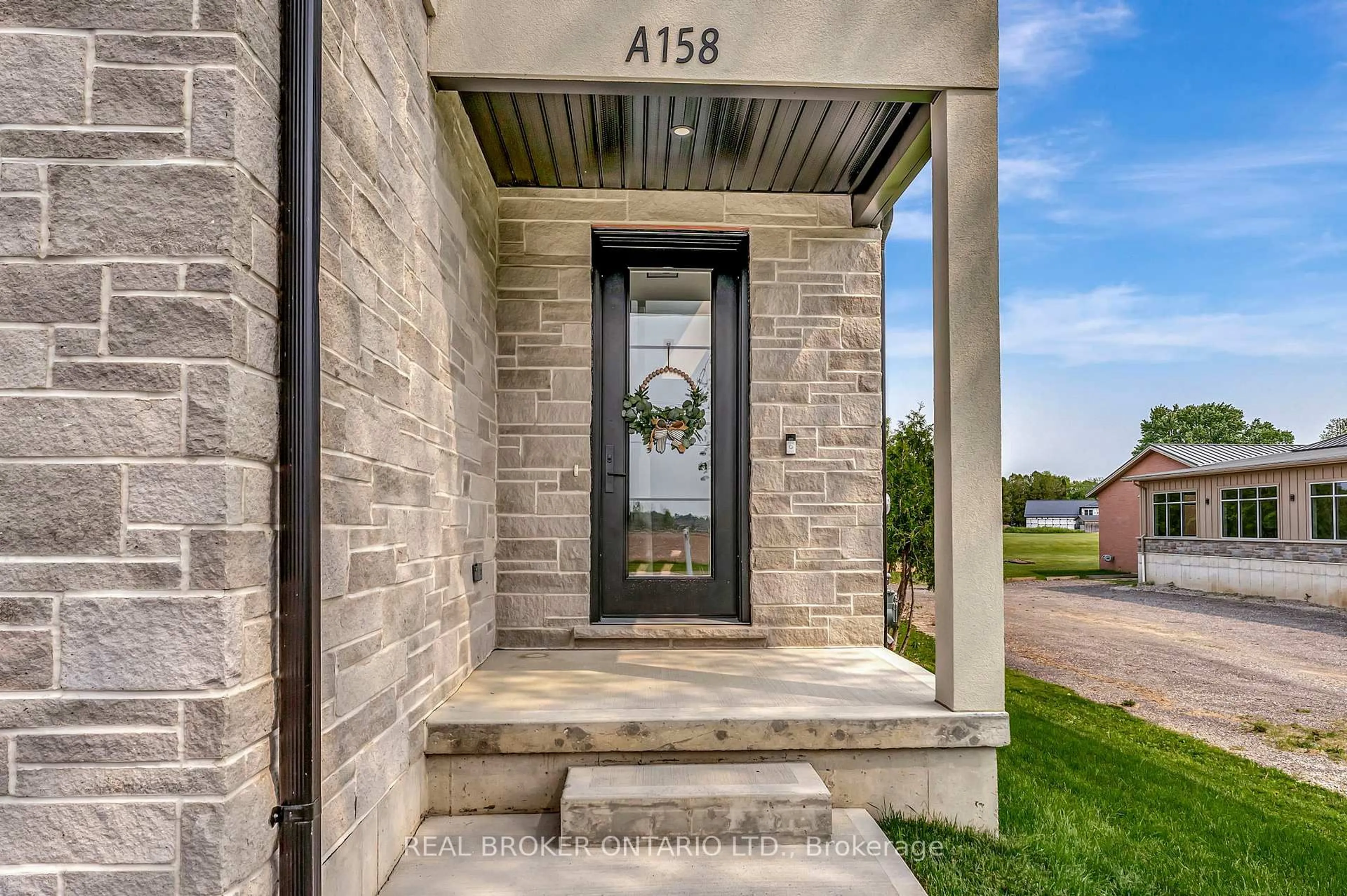 Indoor entryway for 158A Concession St, Tillsonburg Ontario N4G 4G8