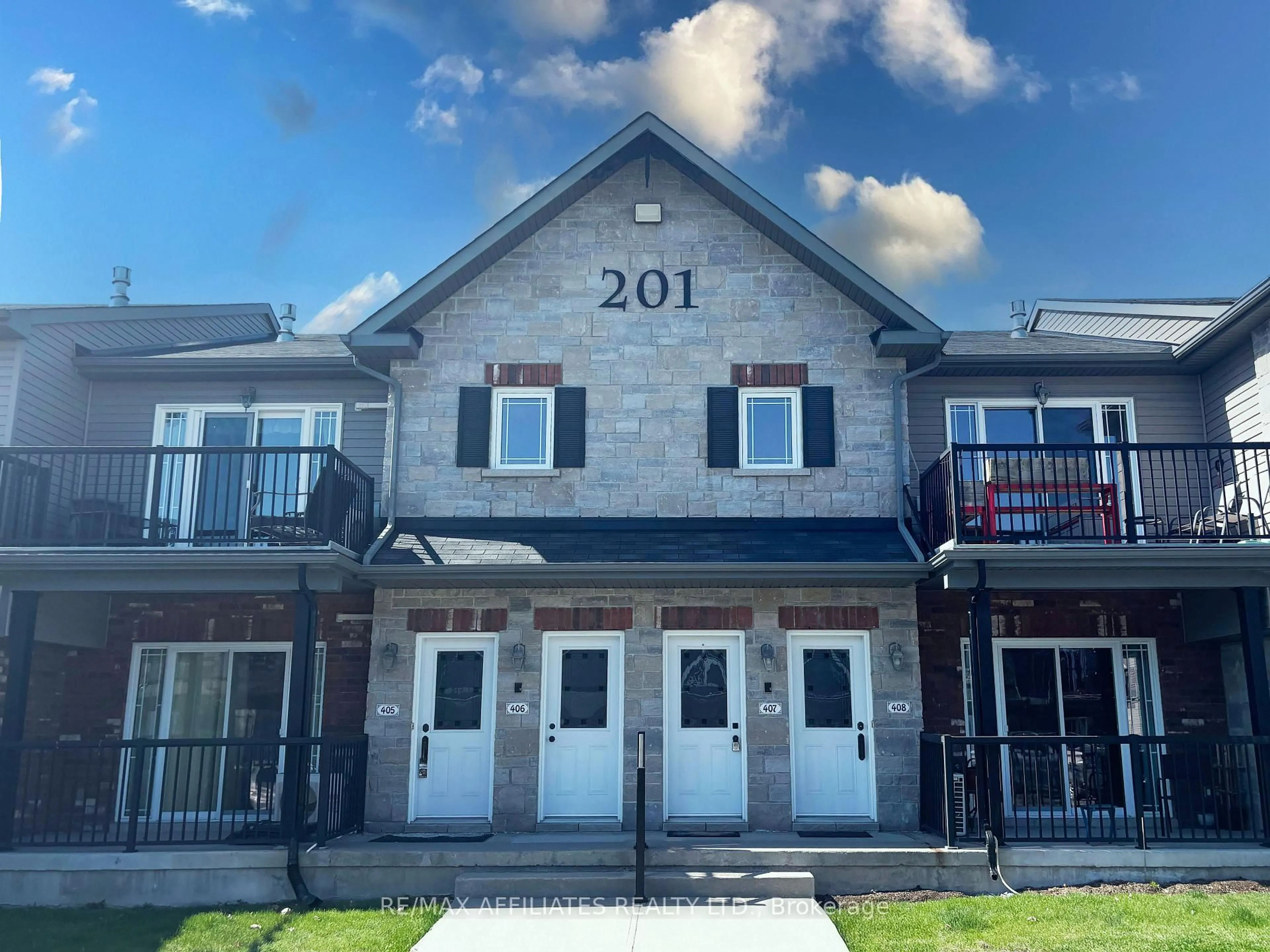 A pic from outside/outdoor area/front of a property/back of a property/a pic from drone, building for 201 Eliot St #407, Clarence-Rockland Ontario K4K 0G4