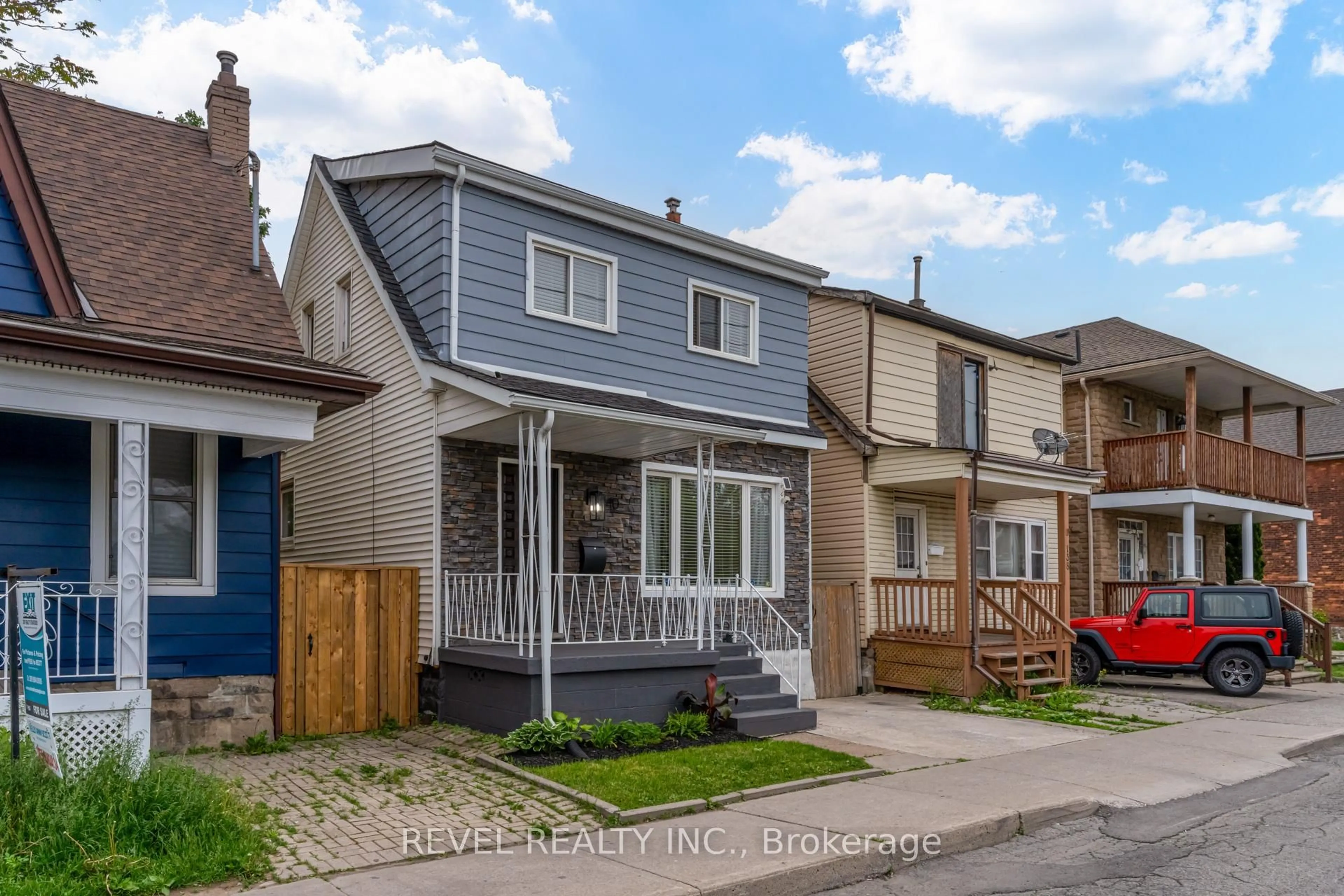 Home with brick exterior material, street for 140 Sanford Ave, Hamilton Ontario L8L 5Z5