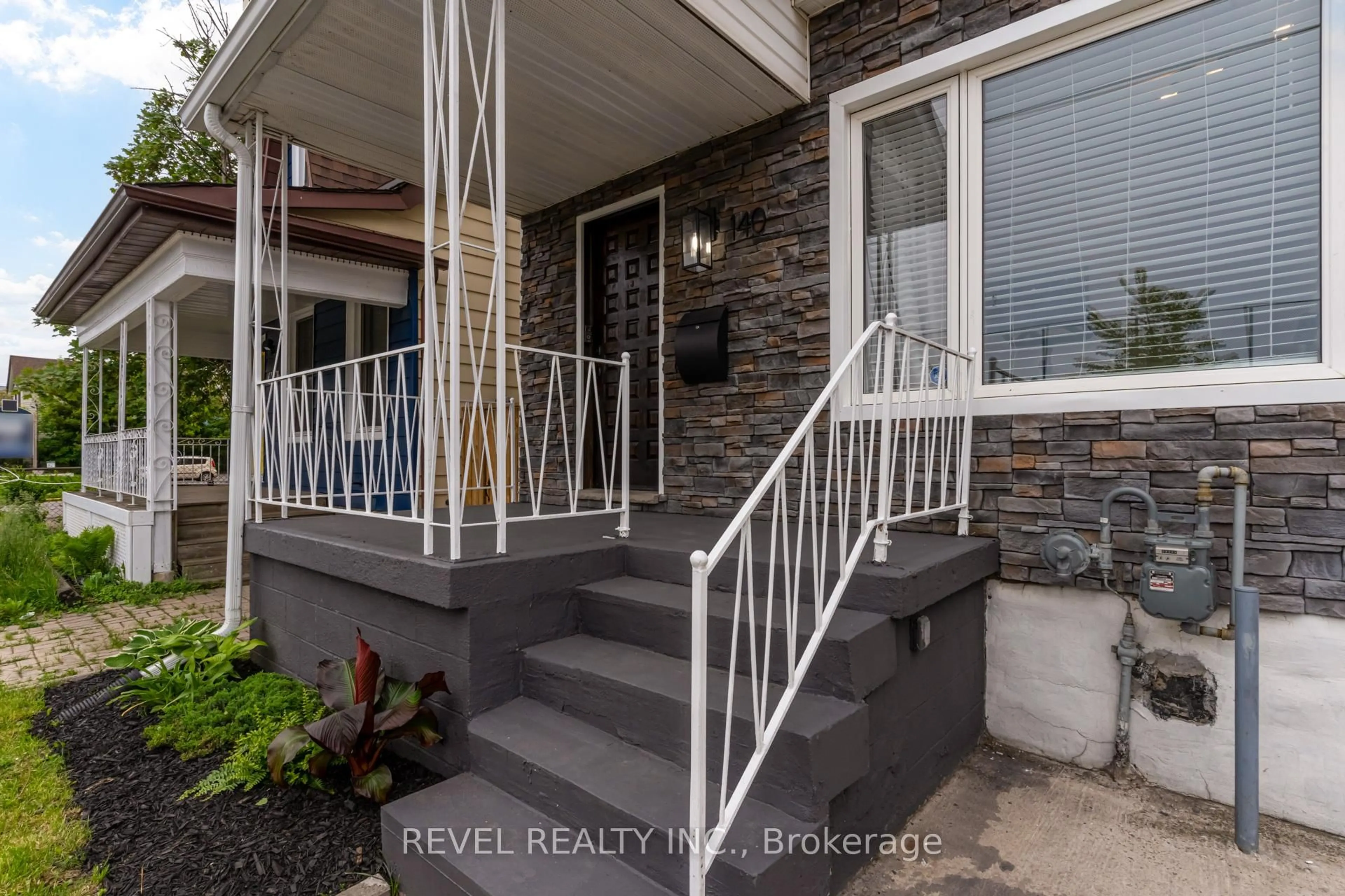 Indoor entryway for 140 Sanford Ave, Hamilton Ontario L8L 5Z5