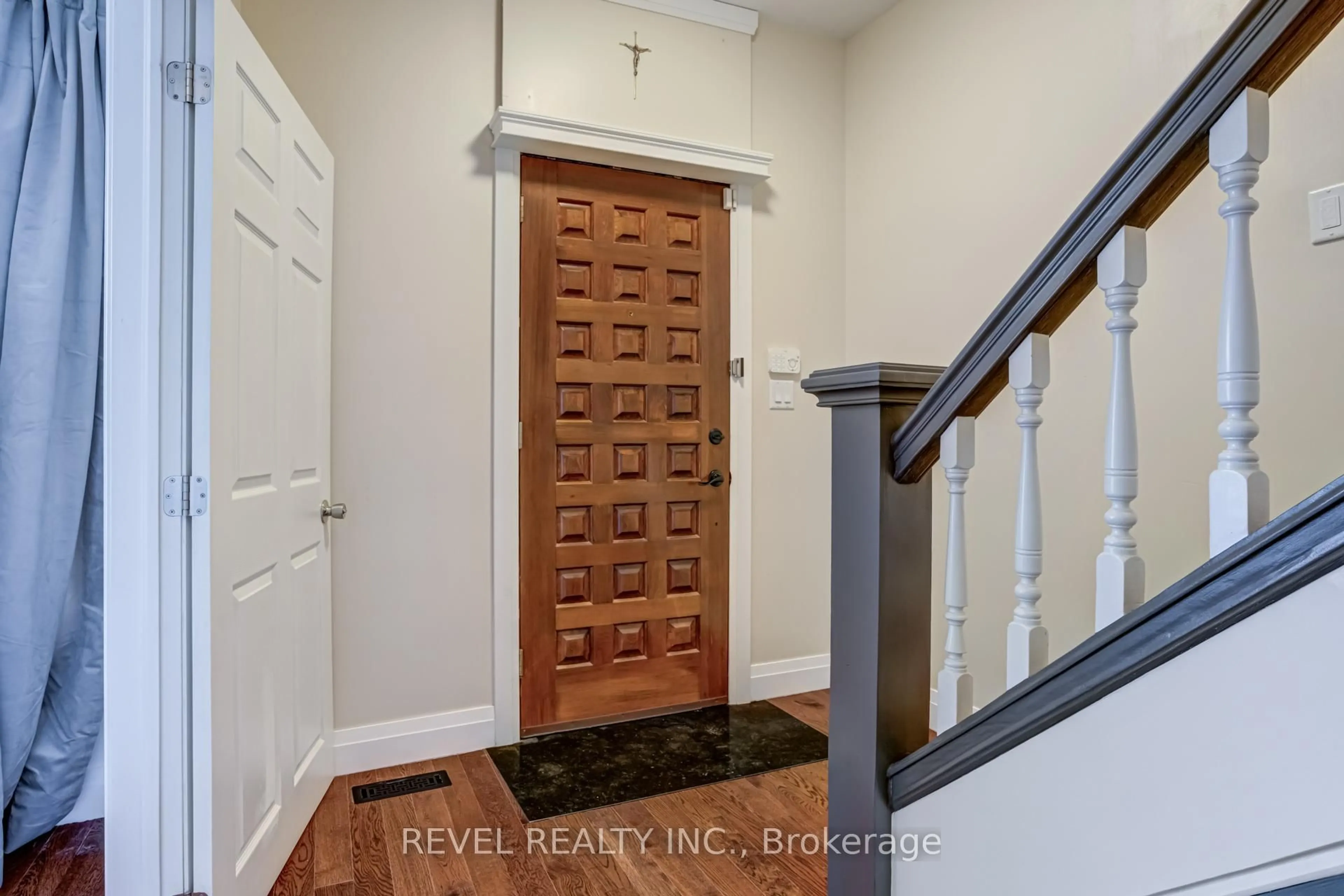 Indoor entryway for 140 Sanford Ave, Hamilton Ontario L8L 5Z5