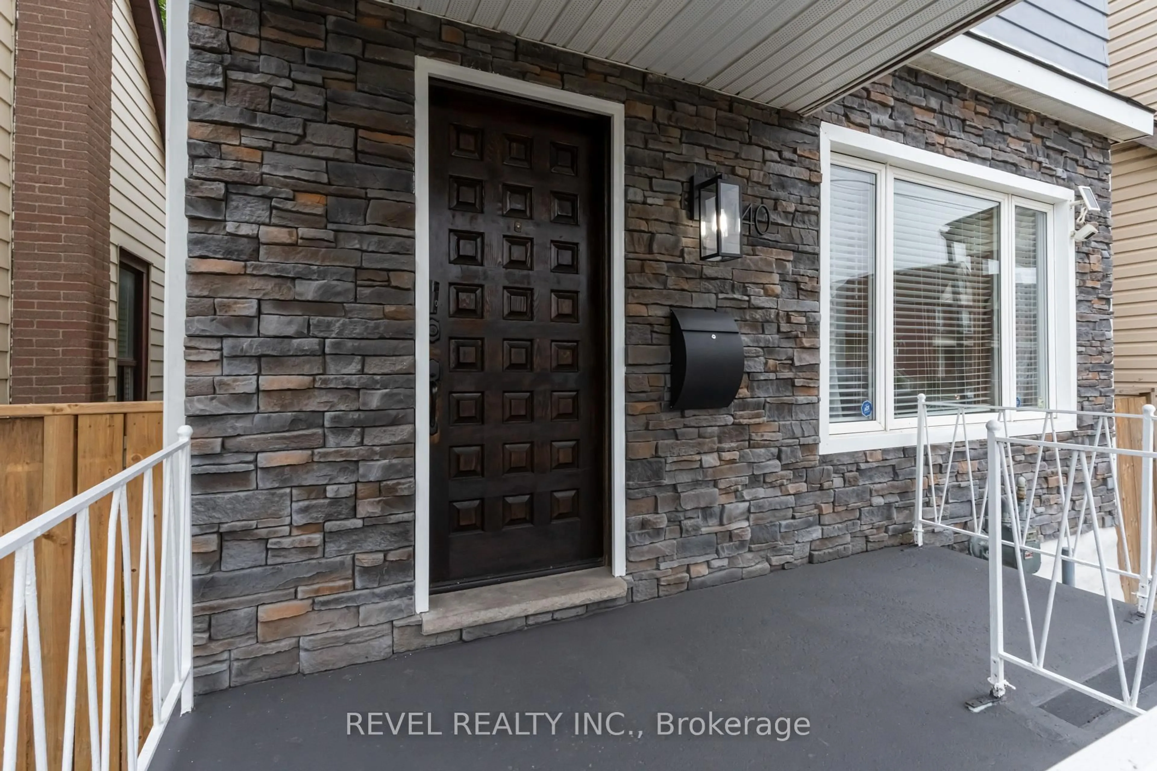 Indoor entryway for 140 Sanford Ave, Hamilton Ontario L8L 5Z5