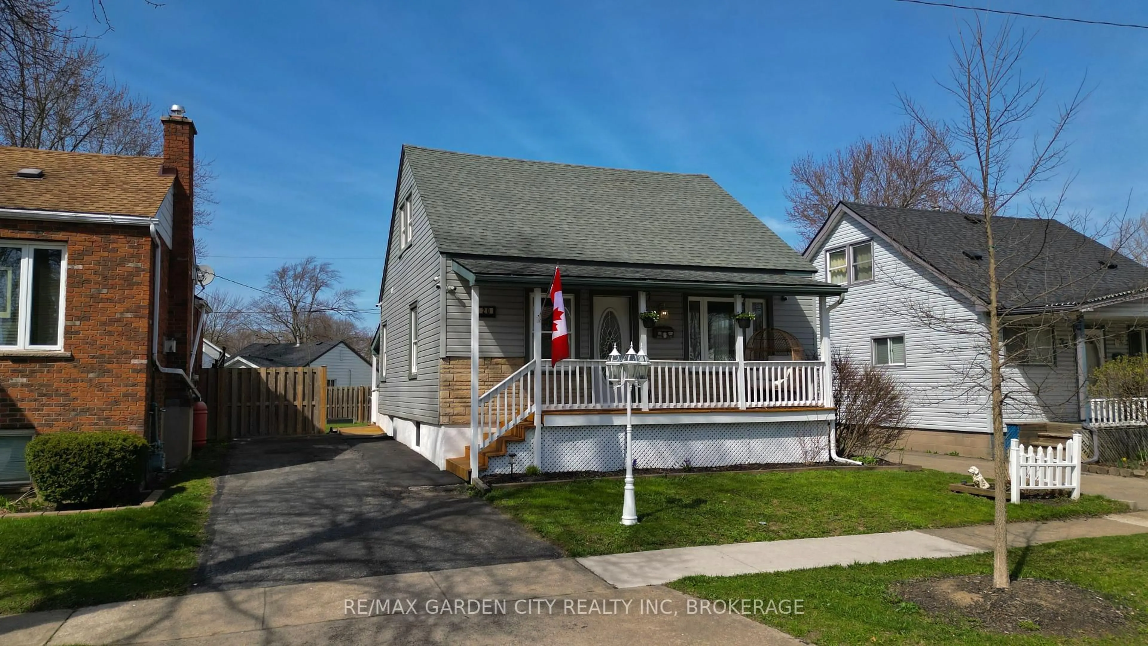 Home with vinyl exterior material, street for 20 Ajax Ave, Welland Ontario L3B 4W8