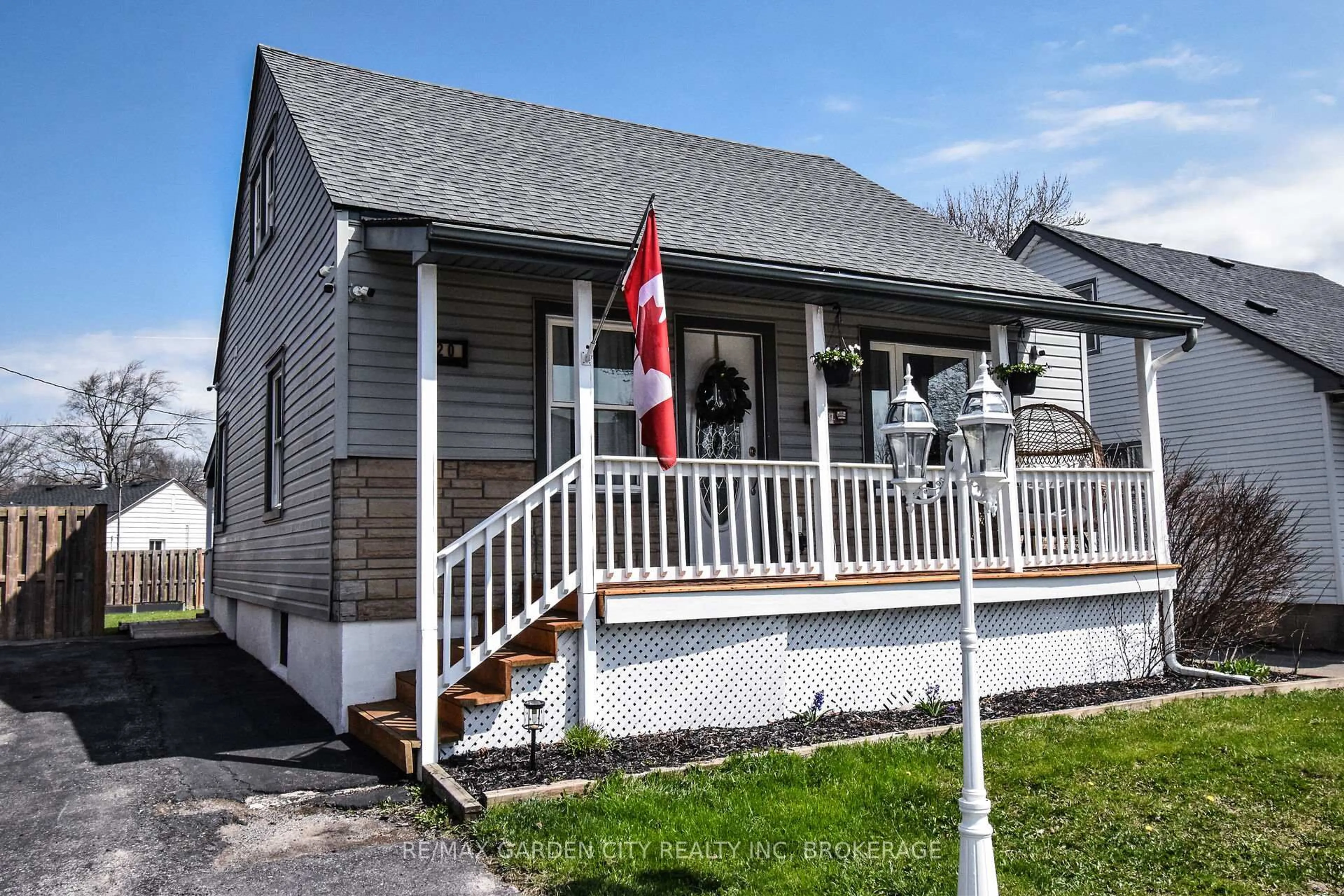 Home with vinyl exterior material, street for 20 Ajax Ave, Welland Ontario L3B 4W8