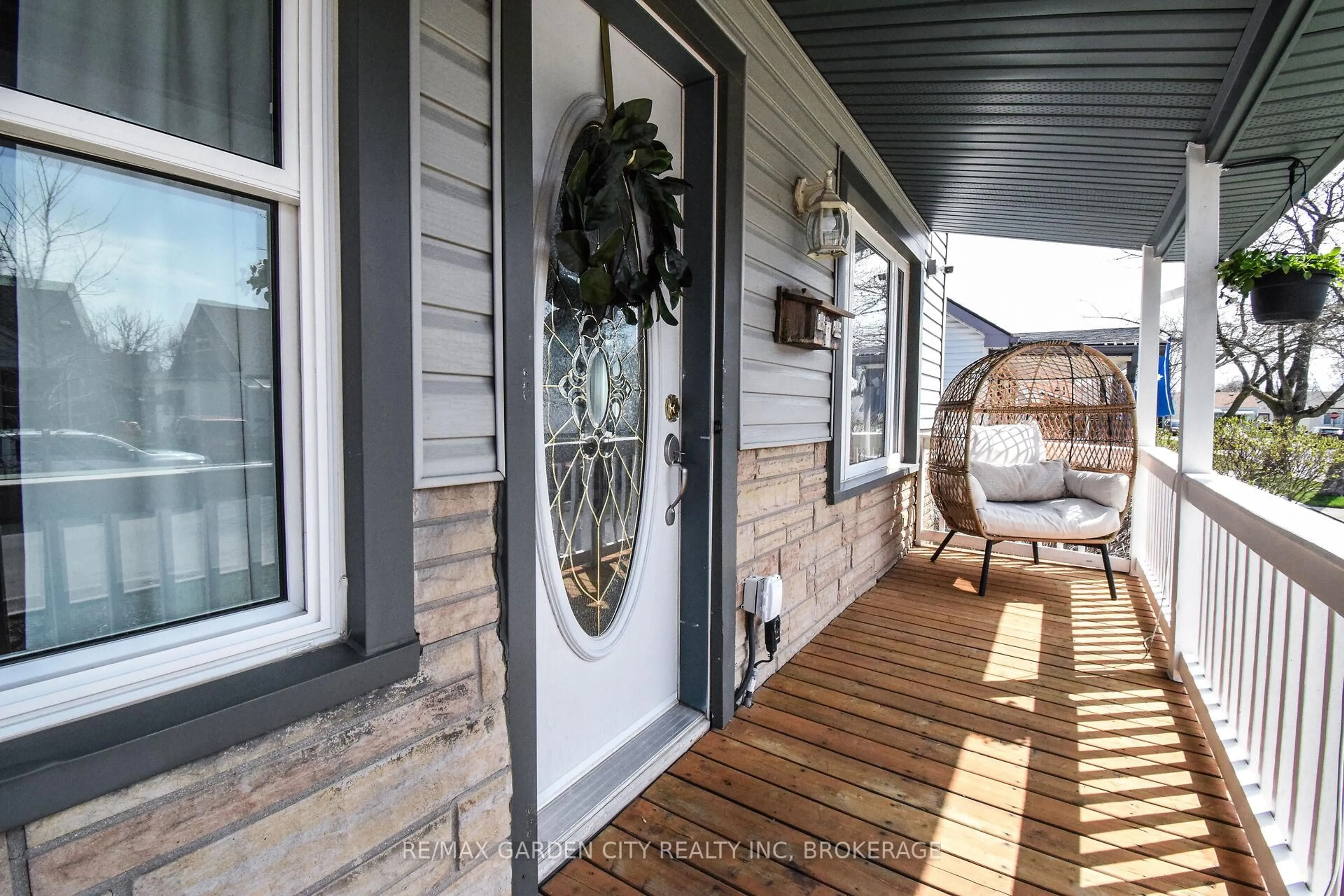 Indoor entryway for 20 Ajax Ave, Welland Ontario L3B 4W8