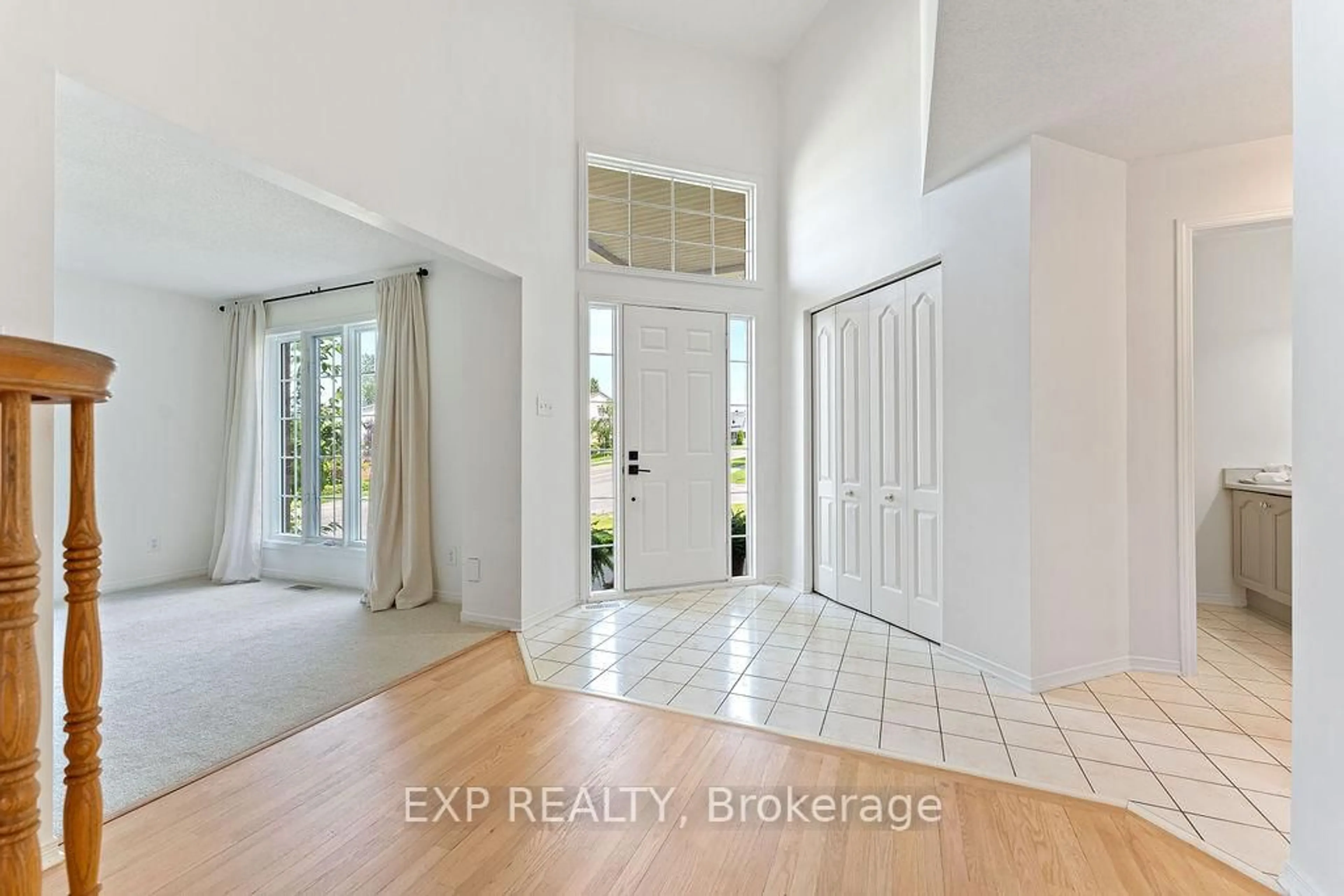Indoor entryway for 2 Bonnechere Dr, Kanata Ontario K2M 2A5