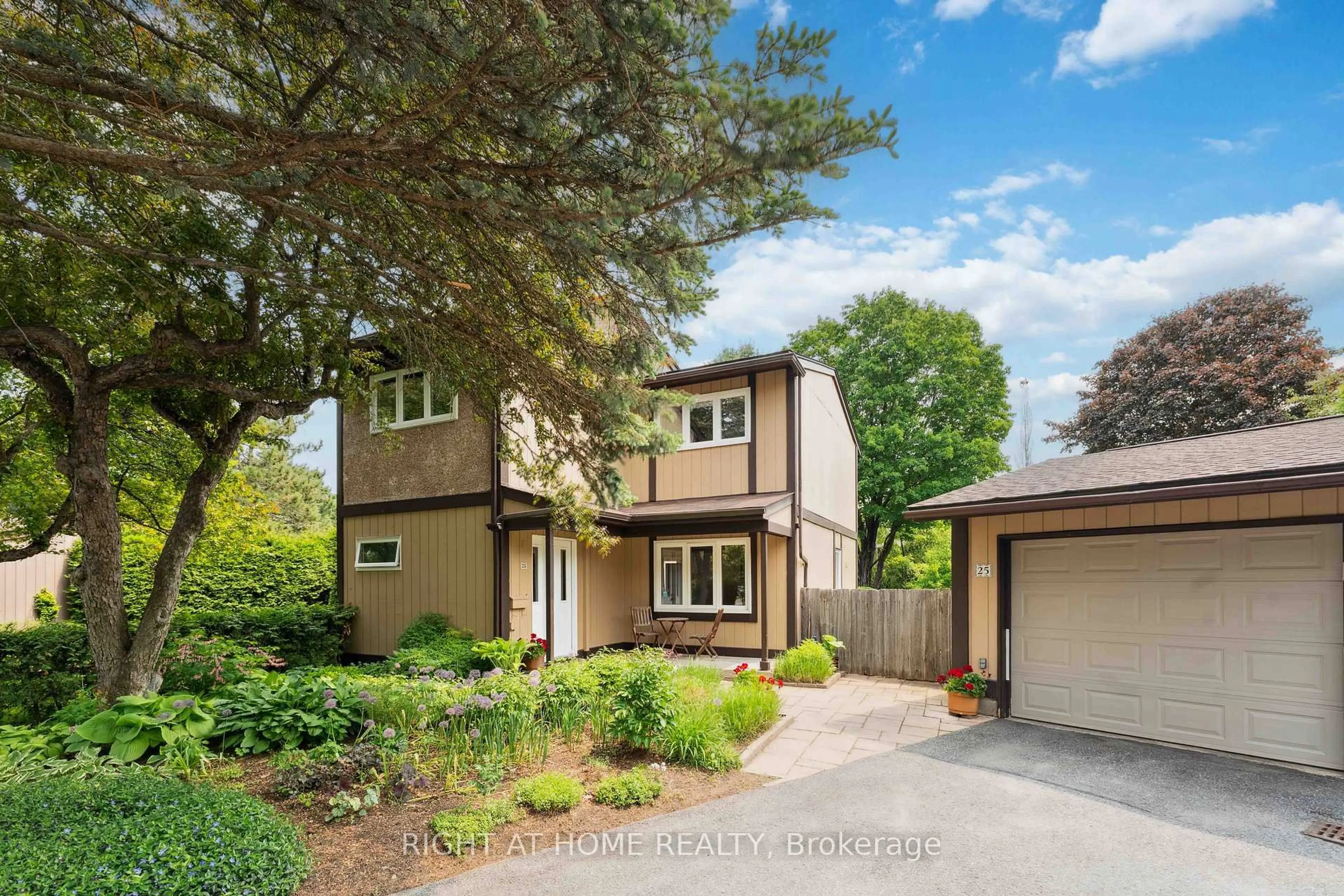 Unknown for 25 Chimo Dr, Kanata Ontario K2L 1A3