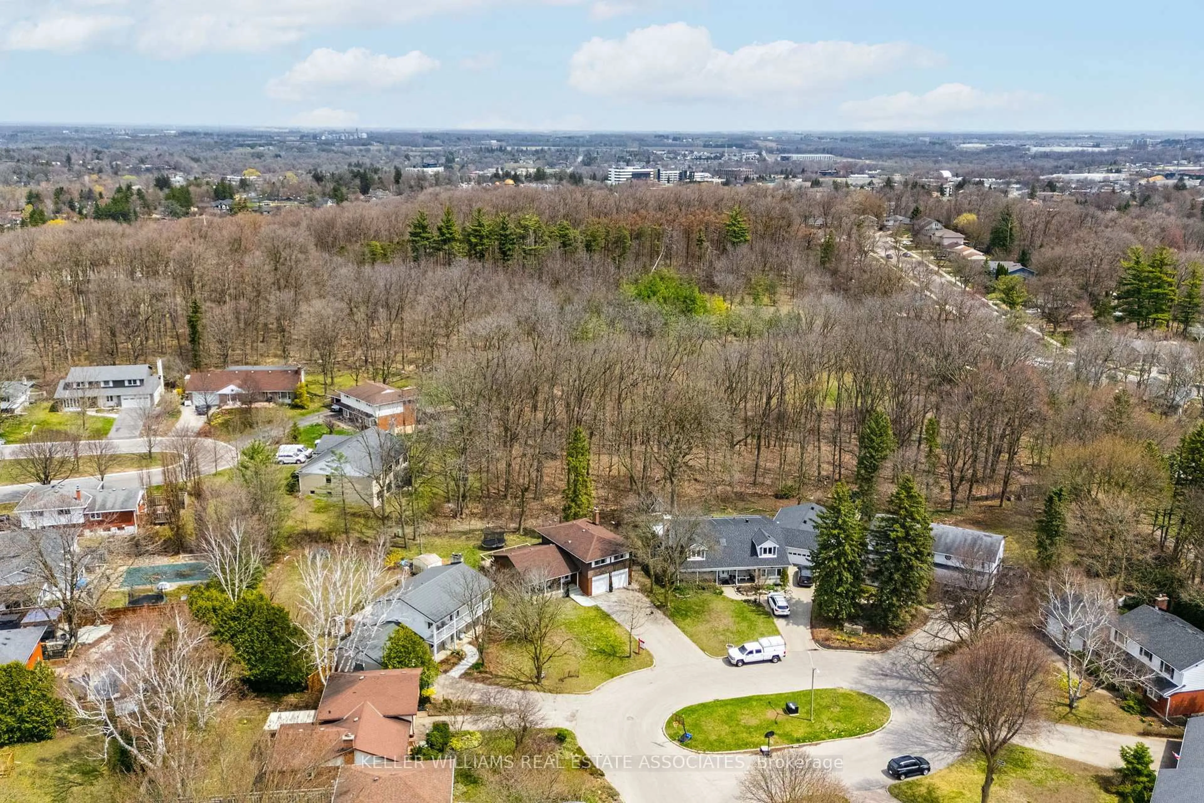 A pic from outside/outdoor area/front of a property/back of a property/a pic from drone, unknown for 104 Cardinal Cres, Waterloo Ontario N2J 2E9