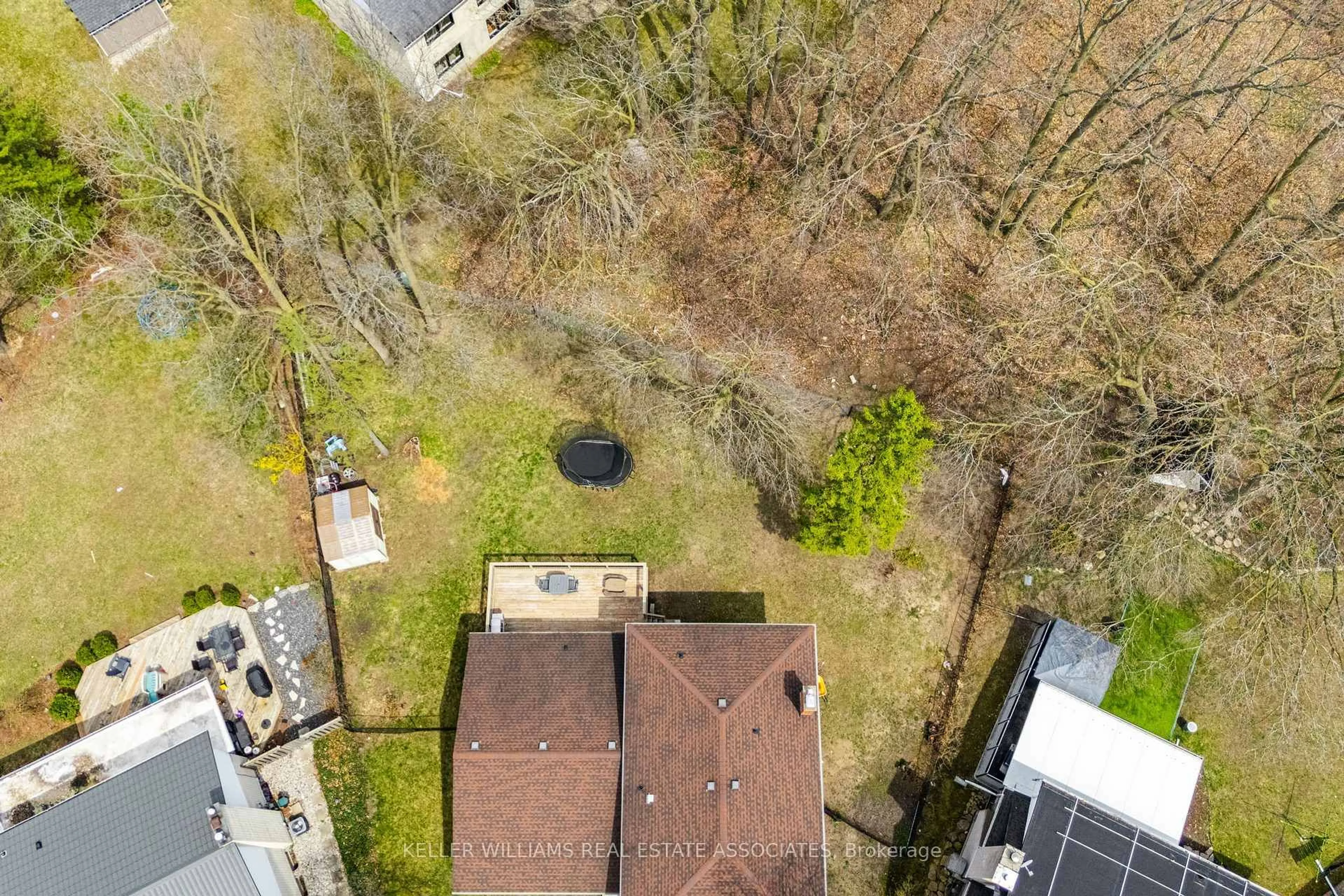 A pic from outside/outdoor area/front of a property/back of a property/a pic from drone, unknown for 104 Cardinal Cres, Waterloo Ontario N2J 2E9