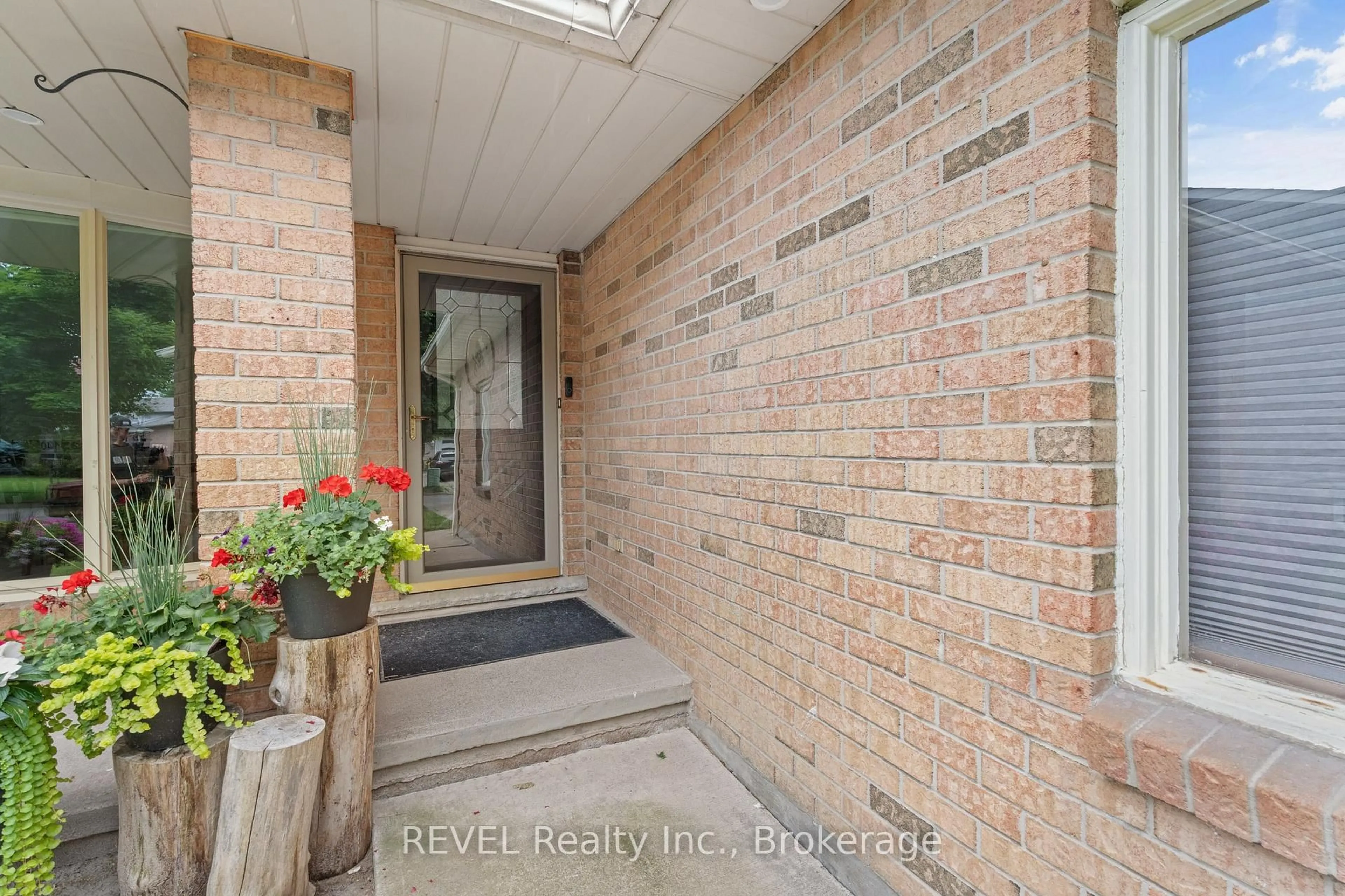 Indoor entryway for 5 Elderwood Dr, St. Catharines Ontario L2S 3E7