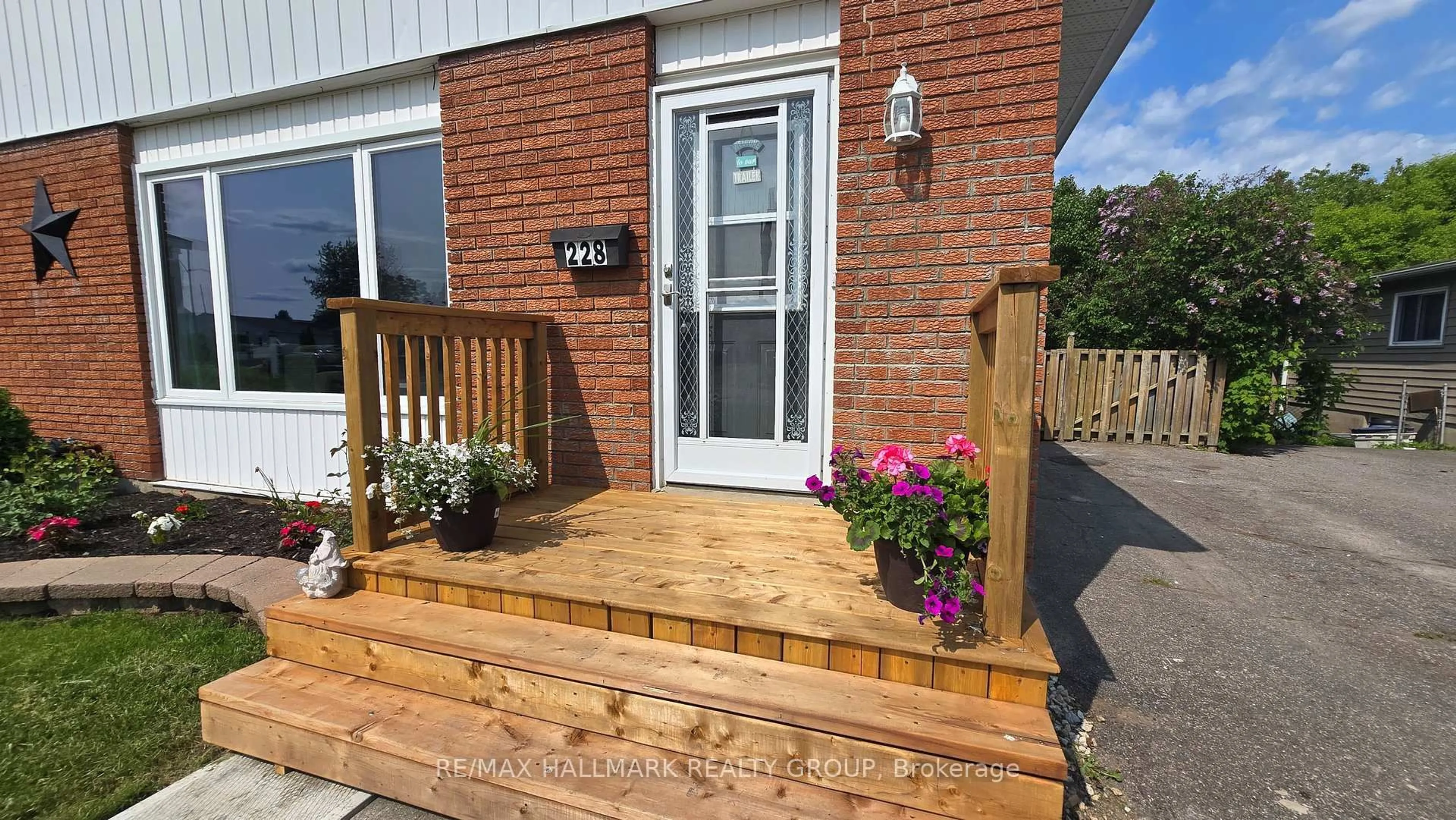 Patio, street for 228 Airth Blvd, Renfrew Ontario K7V 2J8