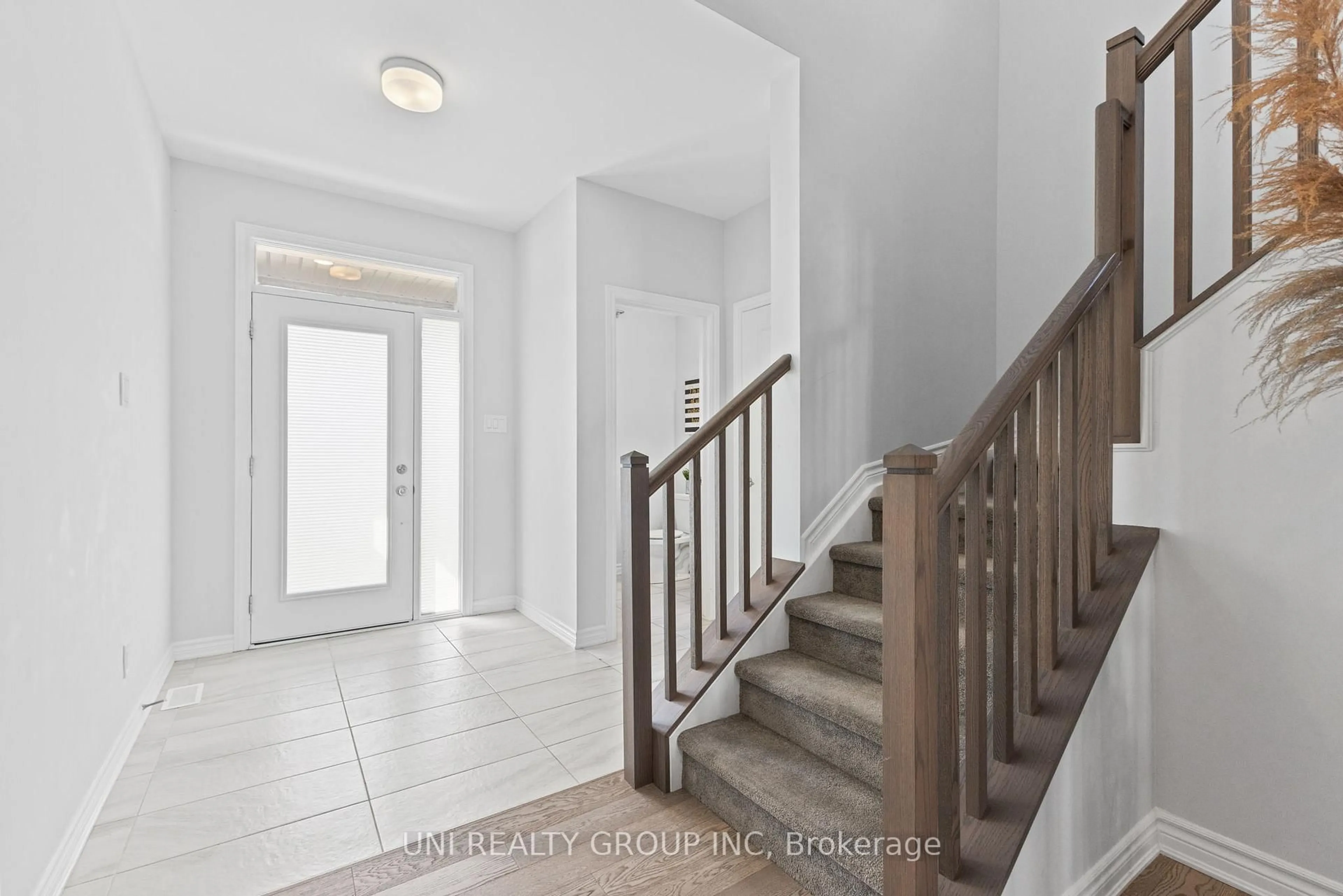 Indoor entryway for 667 Rye Grass Way, Ottawa Ontario K2J 6Z8
