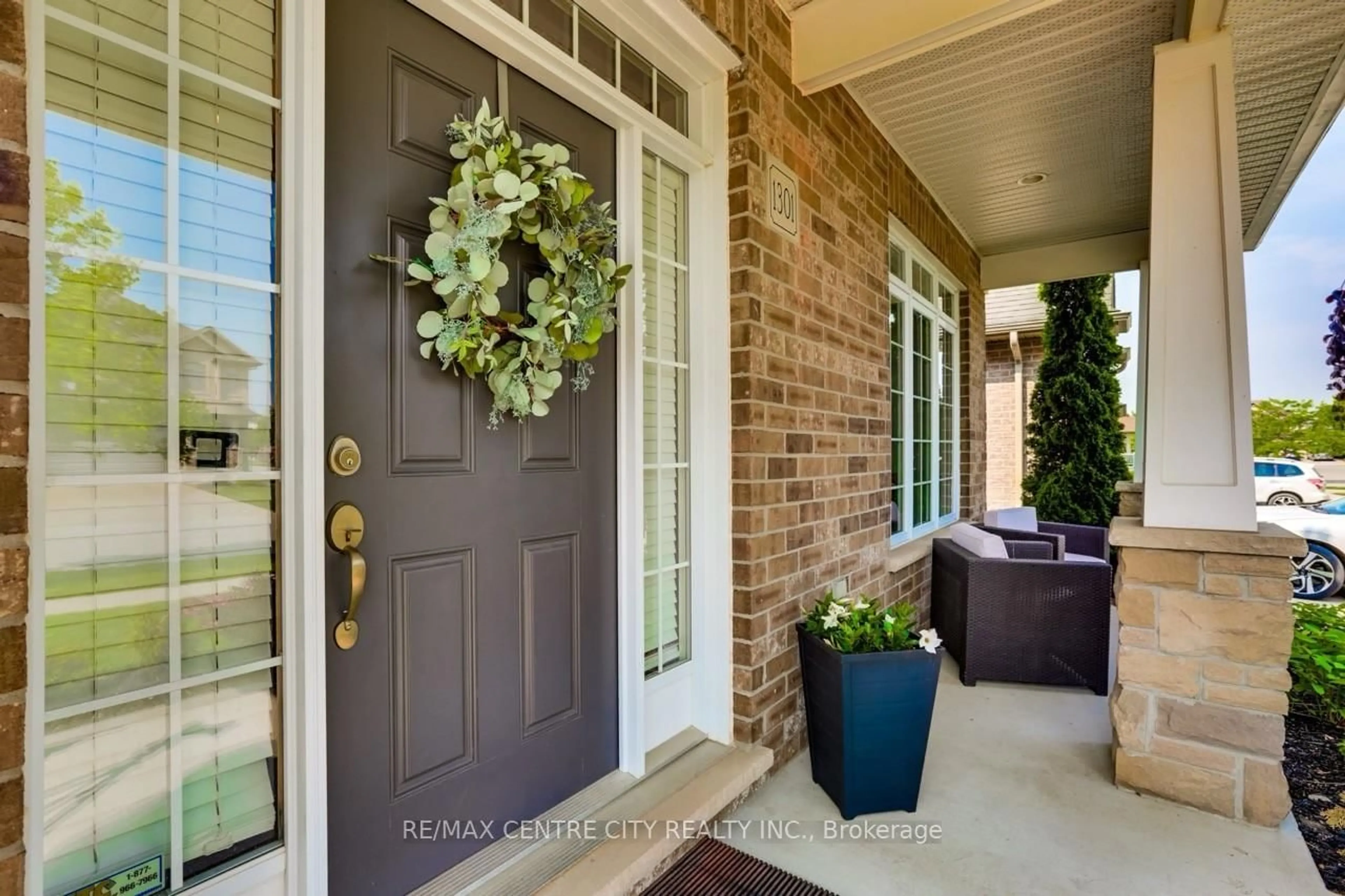 Indoor entryway for 1301 Eagletrace Dr, London North Ontario N6G 0K9