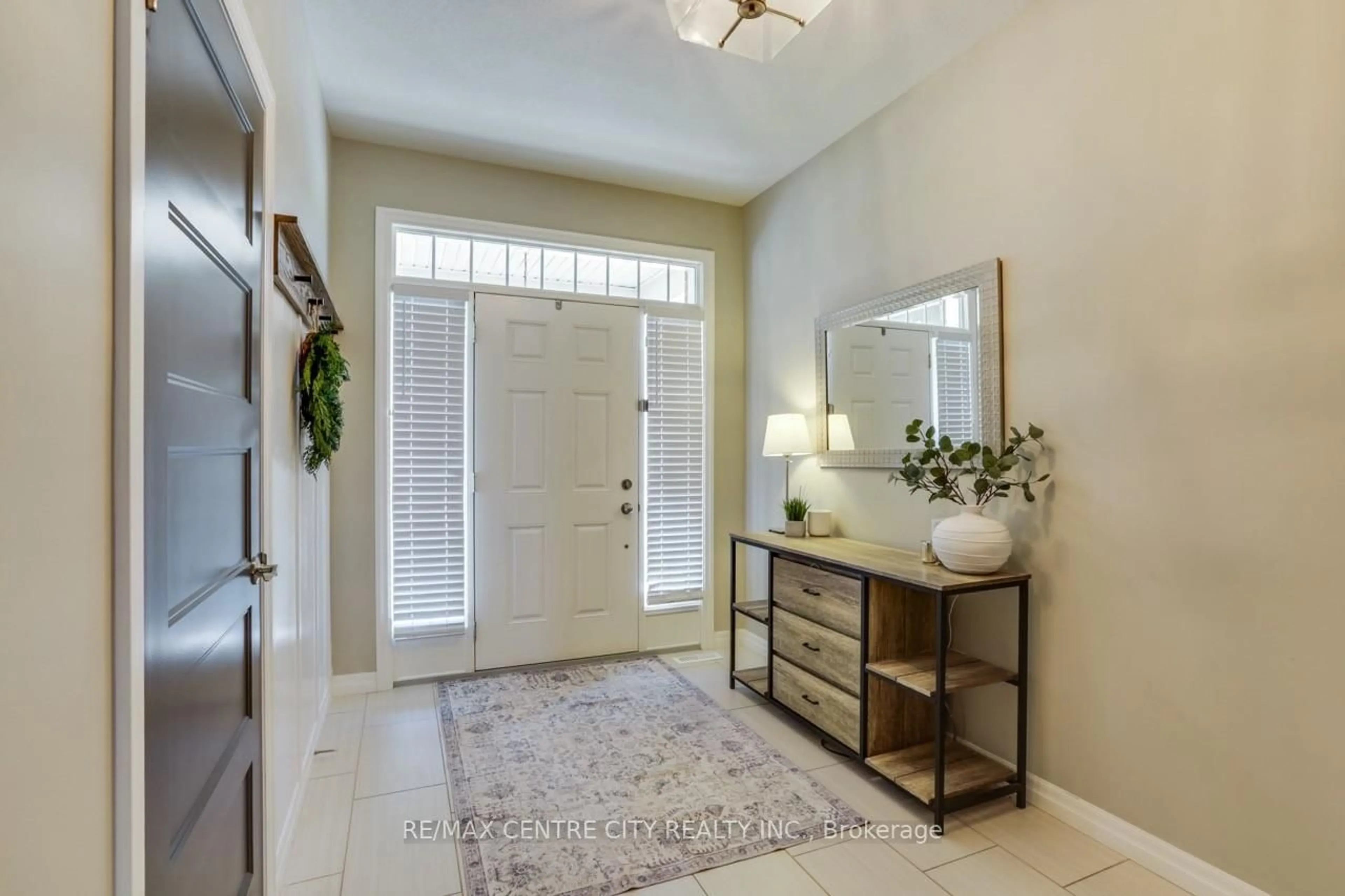 Indoor entryway for 1301 Eagletrace Dr, London North Ontario N6G 0K9
