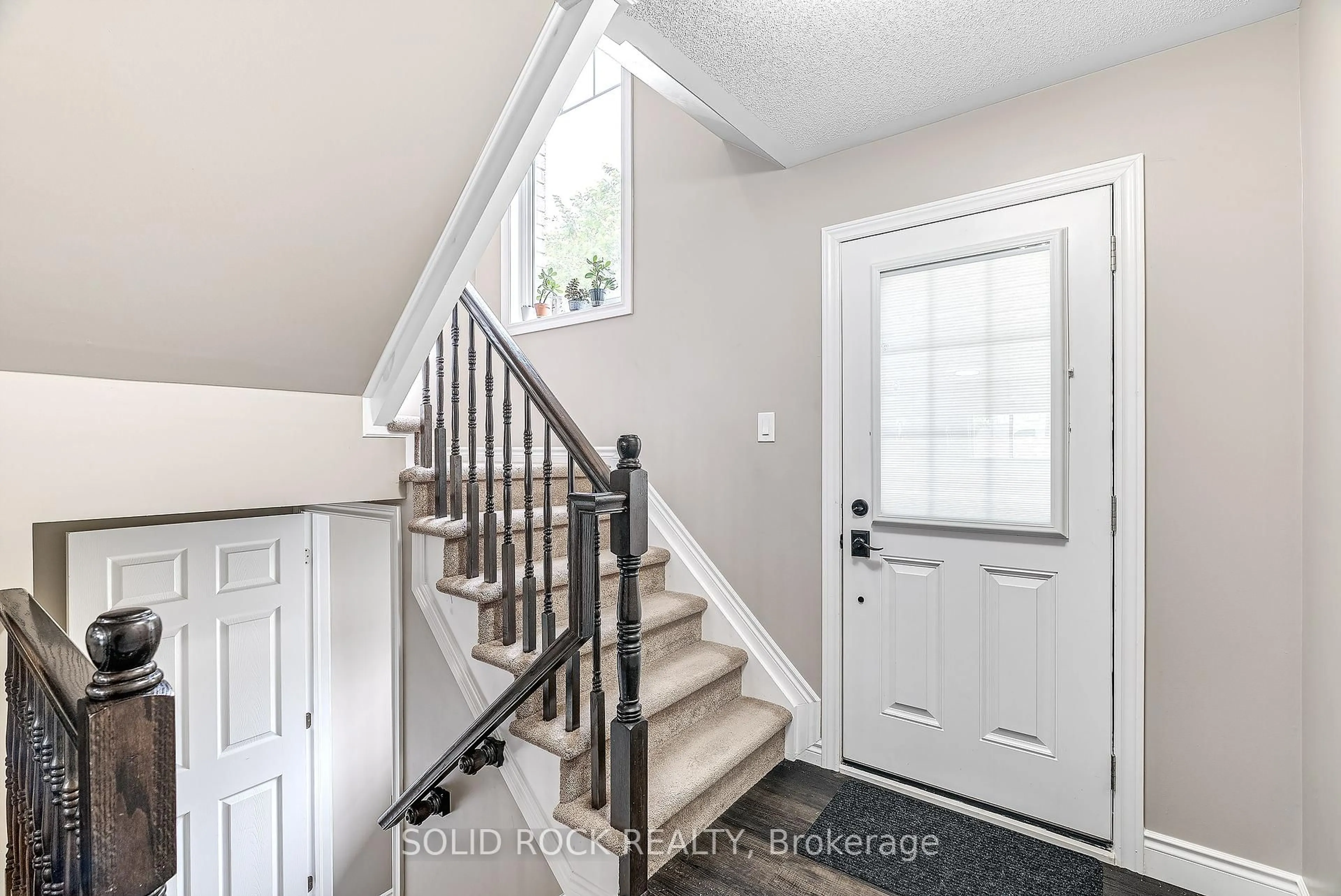 Indoor entryway for 1855 Maple Grove Rd, Stittsville Ontario K2S 0N9