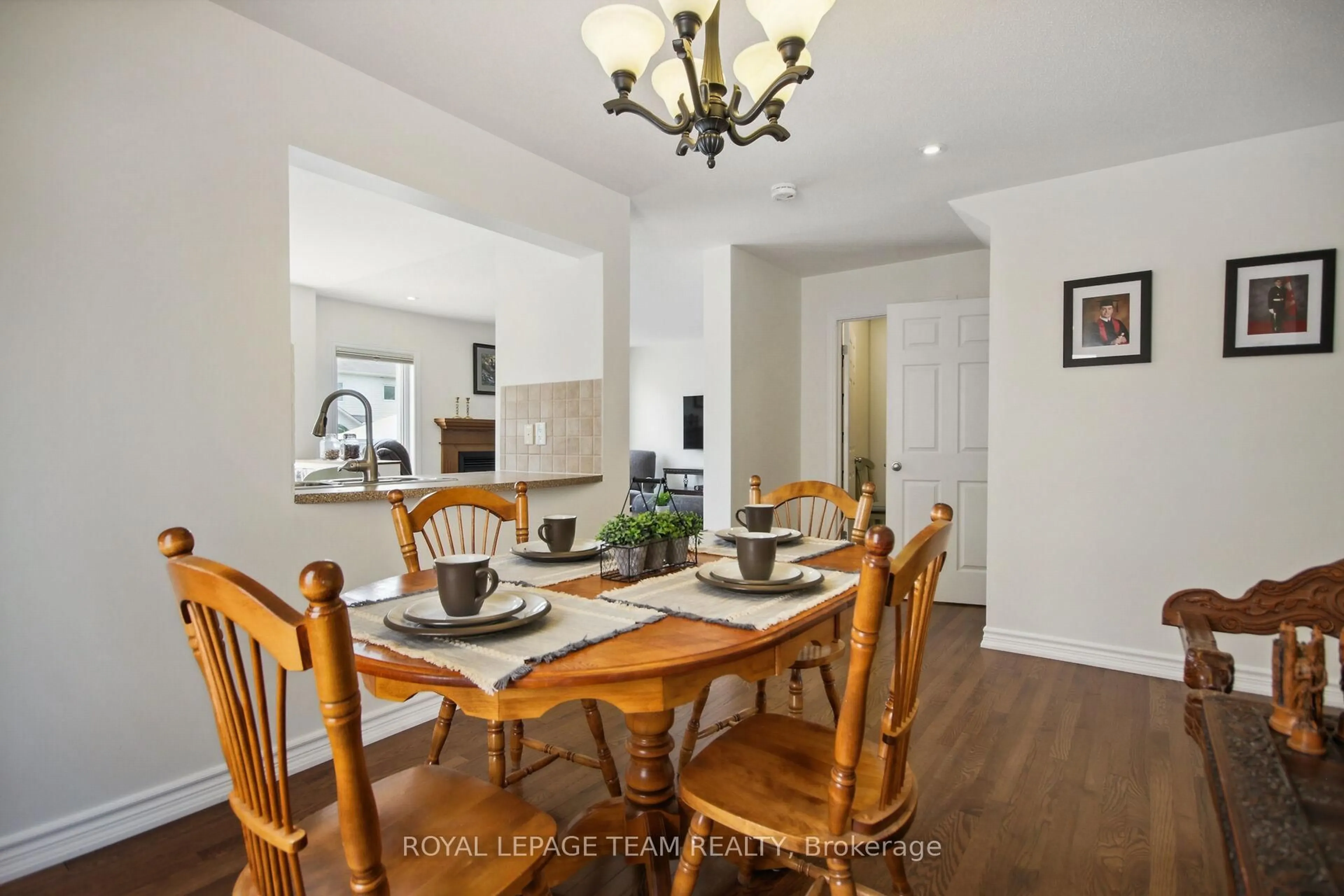 Dining room, wood/laminate floor for 408 Abbeydale Circ, Ottawa Ontario K2K 0E8