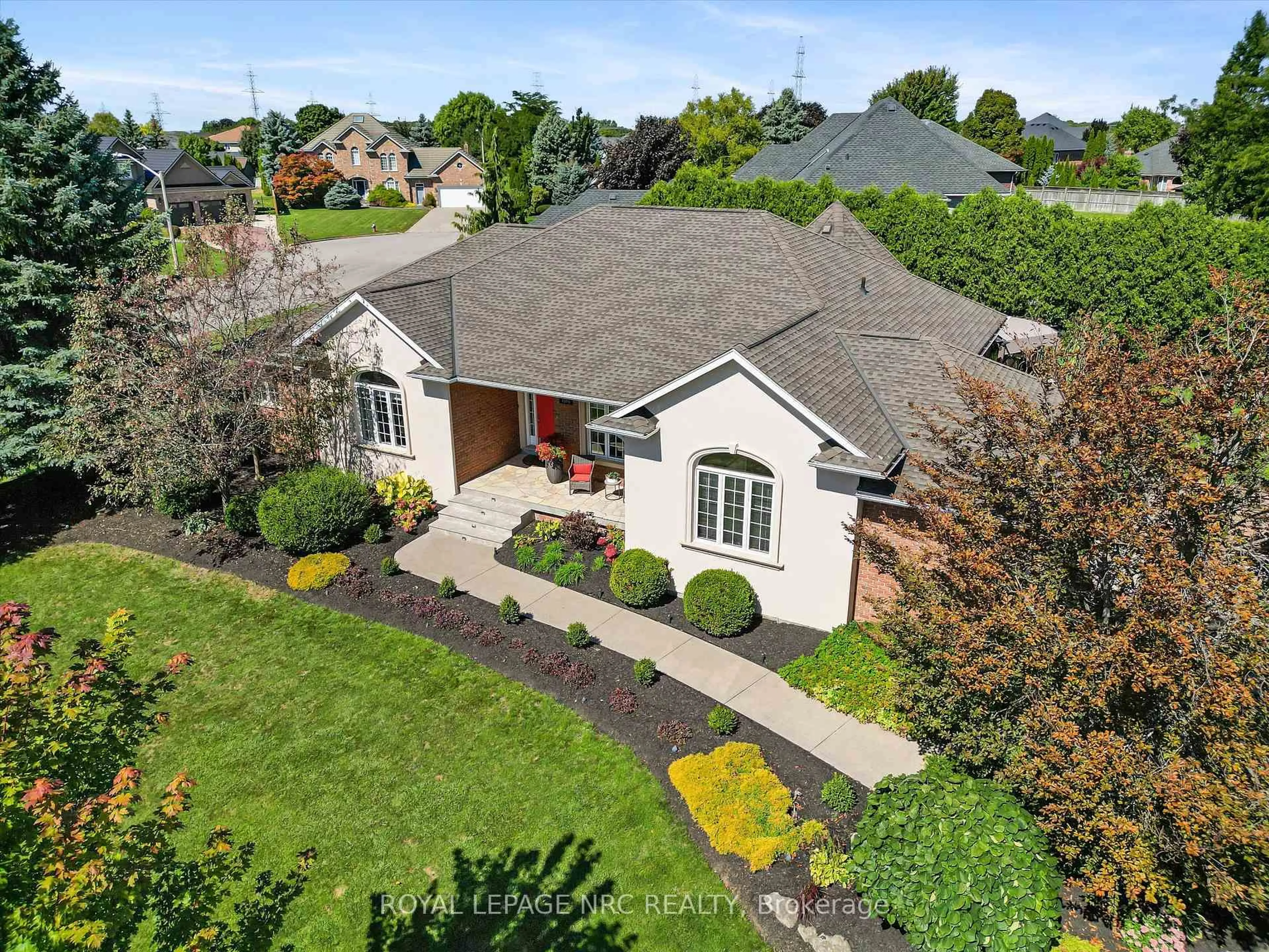 A pic from outside/outdoor area/front of a property/back of a property/a pic from drone, street for 3505 Matthews Dr, Niagara Falls Ontario L2H 2Z4