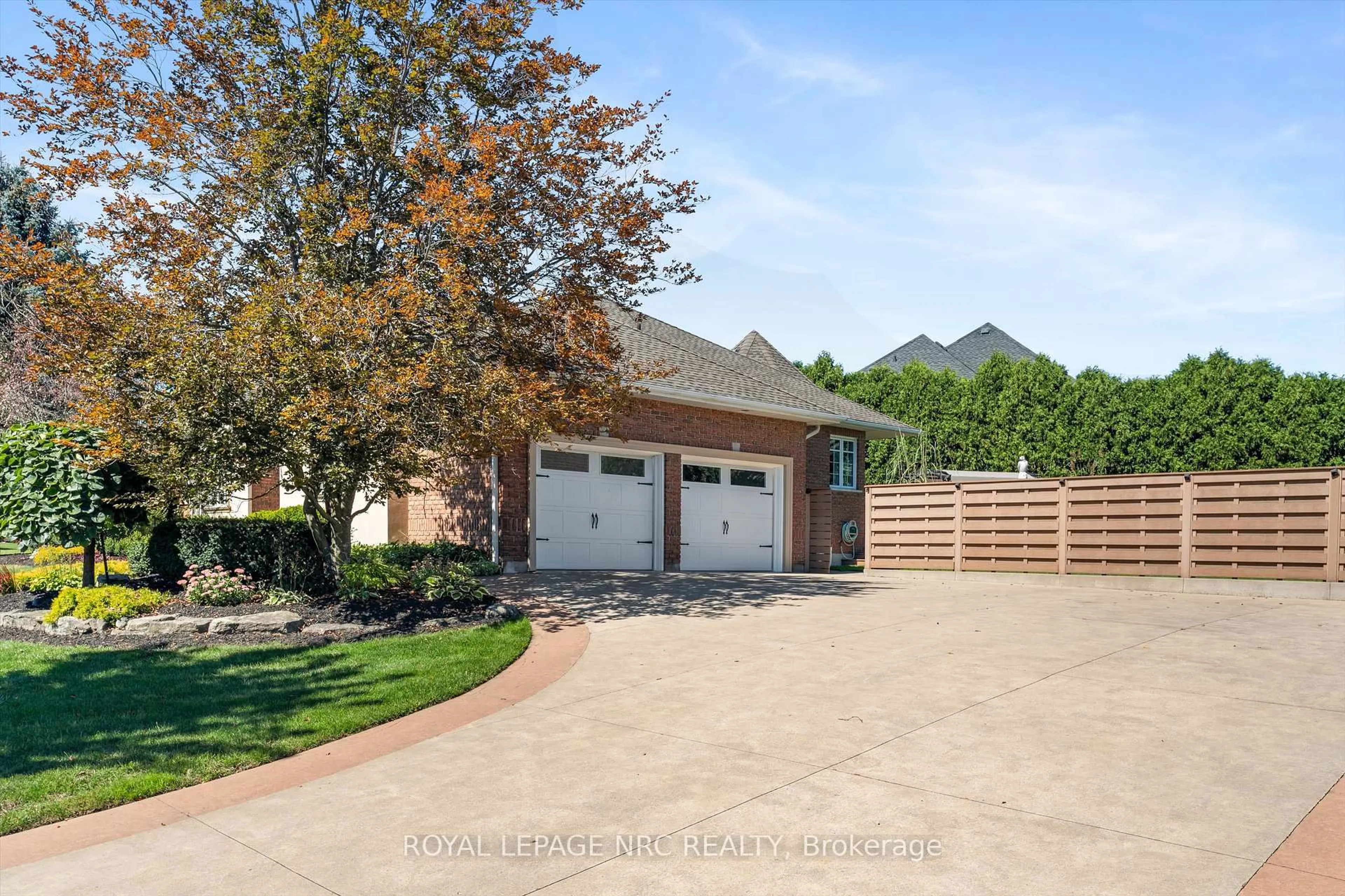 Home with brick exterior material, unknown for 3505 Matthews Dr, Niagara Falls Ontario L2H 2Z4