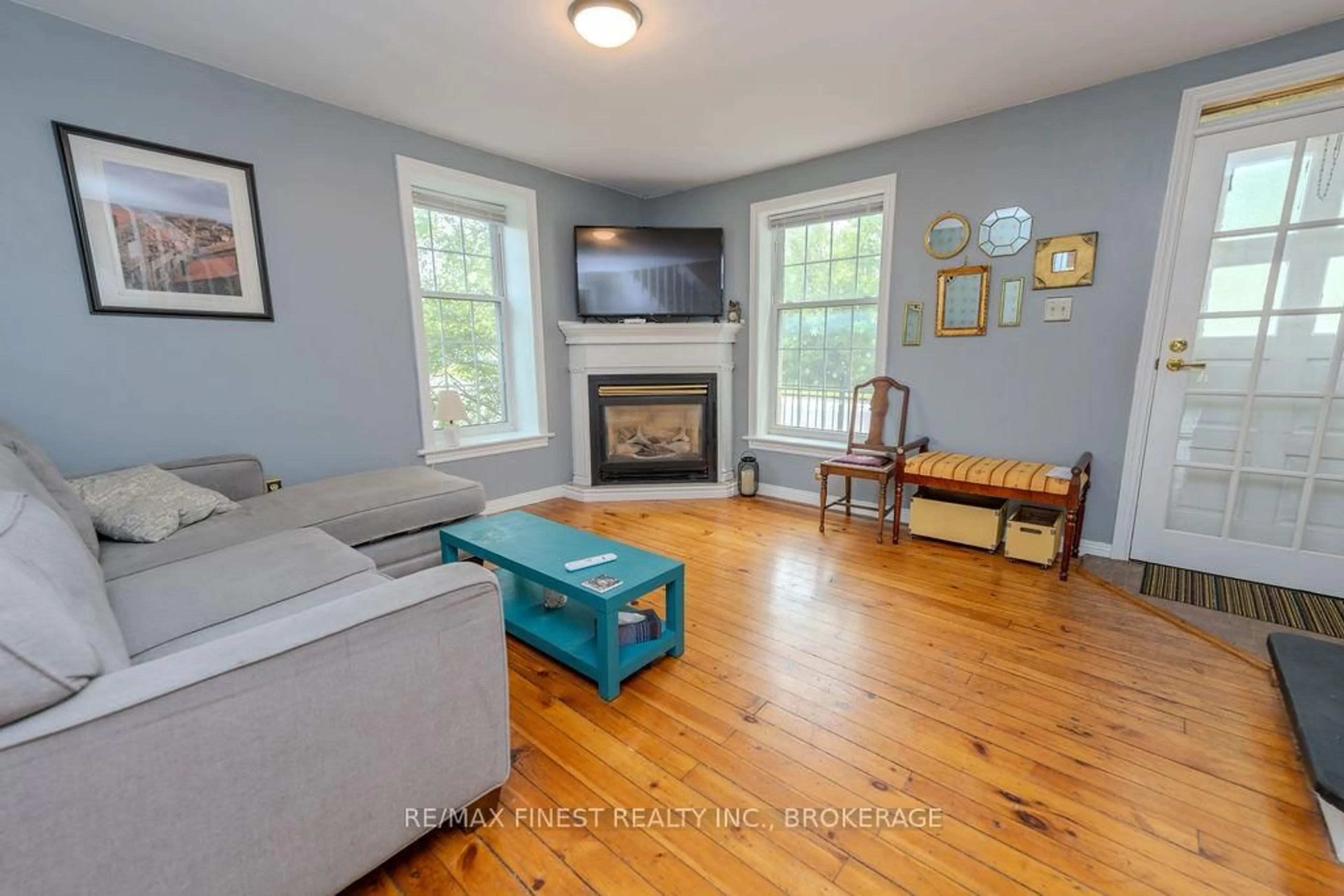 Living room with furniture, wood/laminate floor for 70 Yonge St, Kingston Ontario K7M 1E5