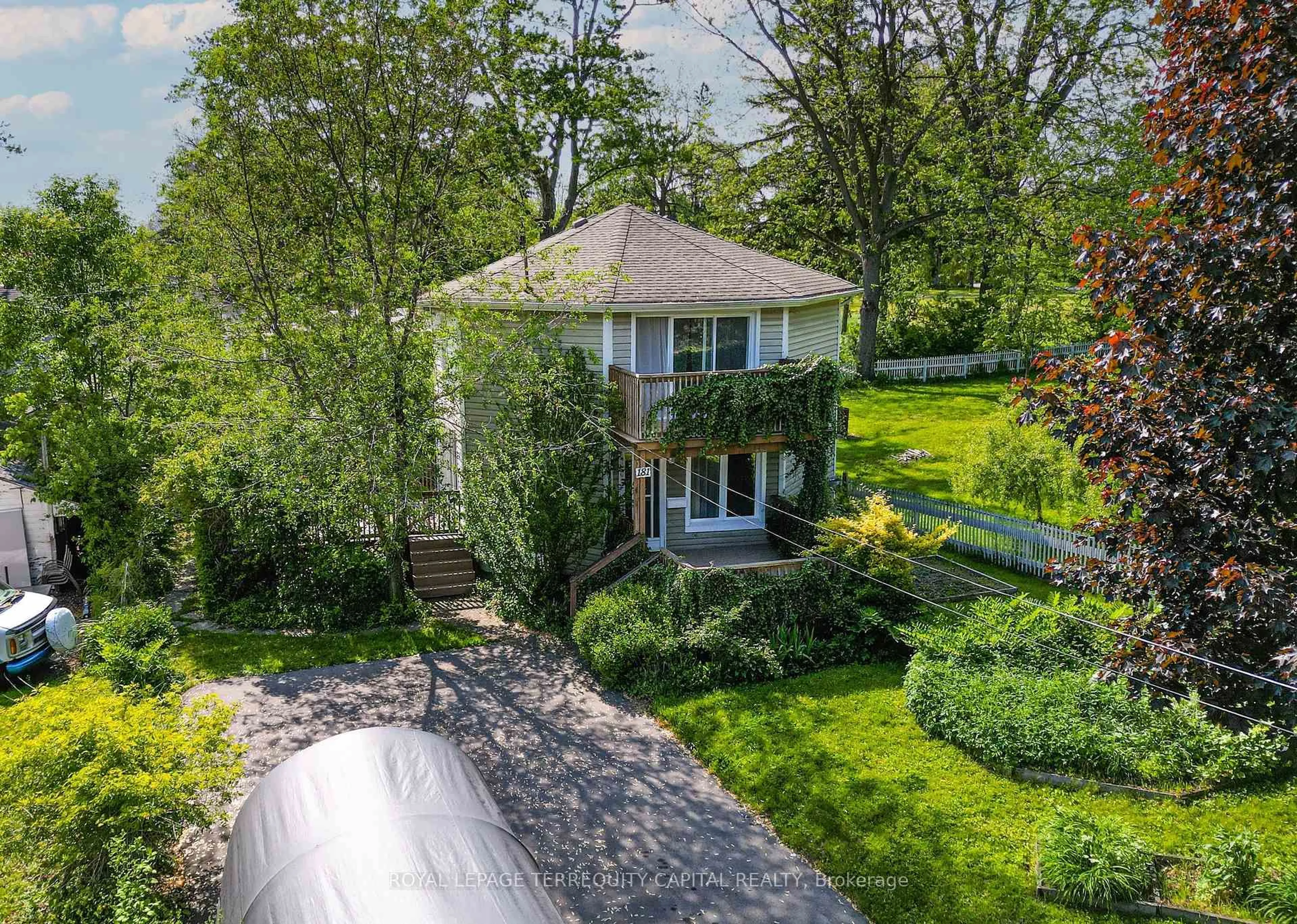 A pic from outside/outdoor area/front of a property/back of a property/a pic from drone, street for 181 Derby Rd, Fort Erie Ontario L0S 1B0