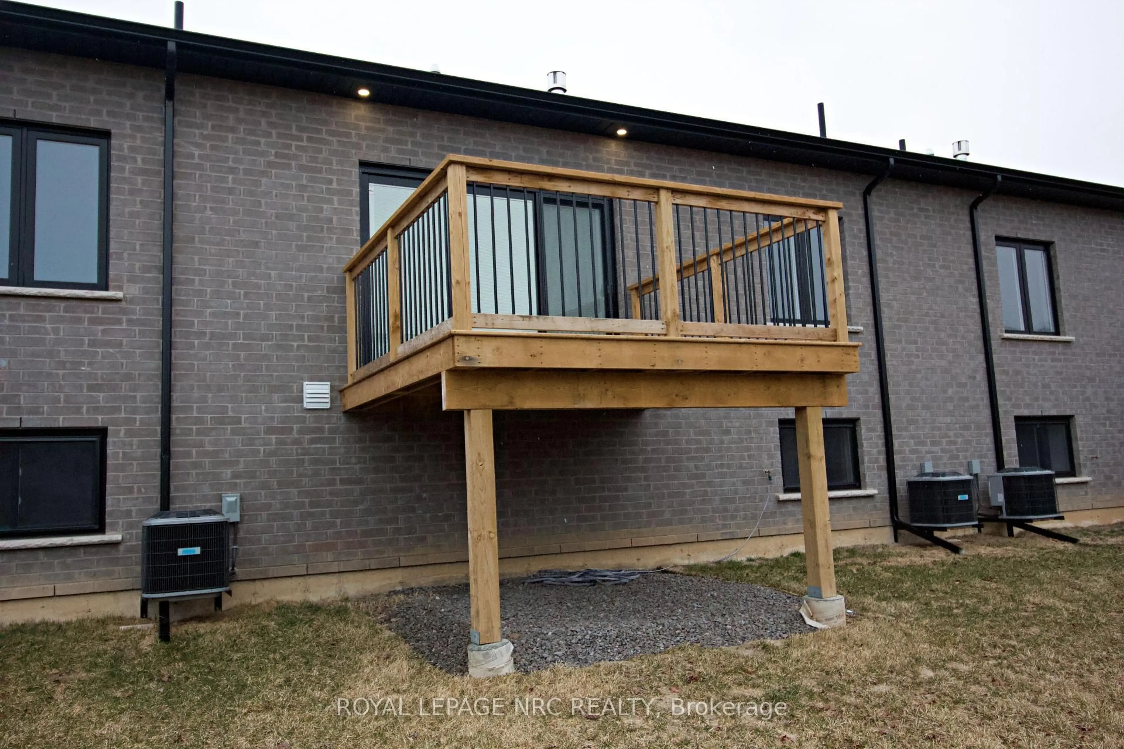 Patio, building for 736 Clarence St, Port Colborne Ontario L3K 0A8