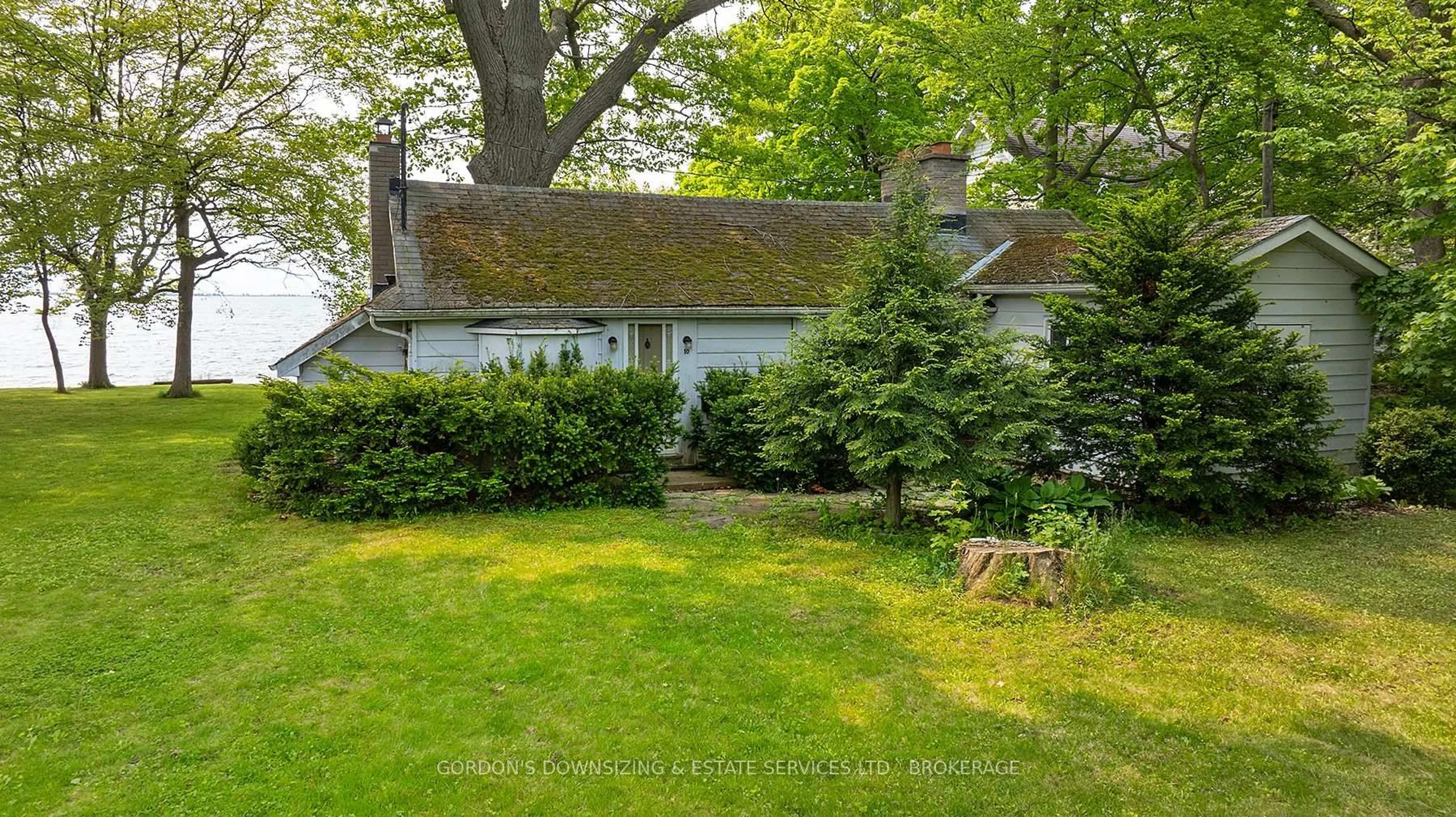 A pic from outside/outdoor area/front of a property/back of a property/a pic from drone, street for 10 Lakeshore Blvd, Kingston Ontario K7M 4J6