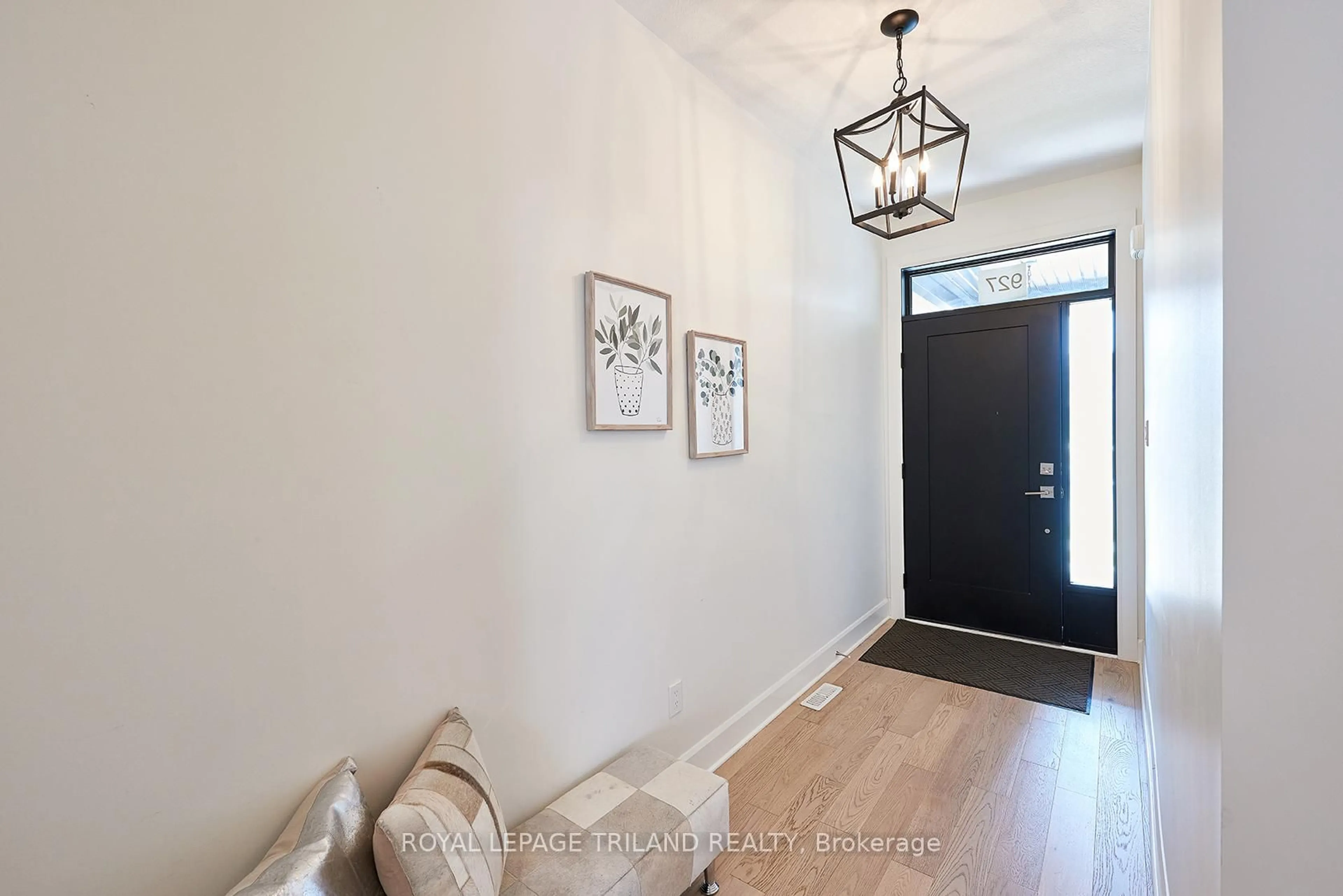 Indoor entryway for 927 Upper Point Ave, London South Ontario N6K 0L1