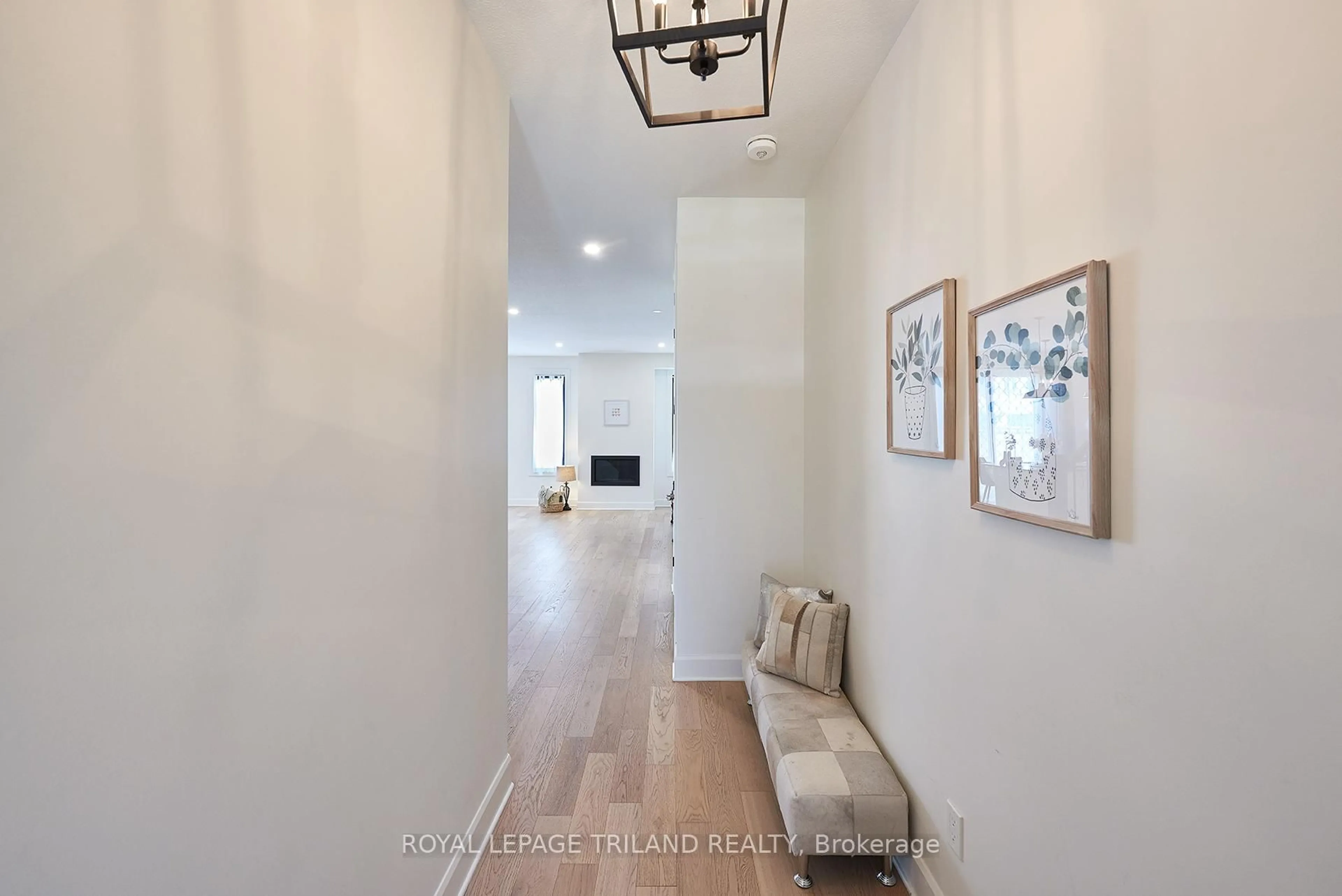 Indoor entryway for 927 Upper Point Ave, London South Ontario N6K 0L1