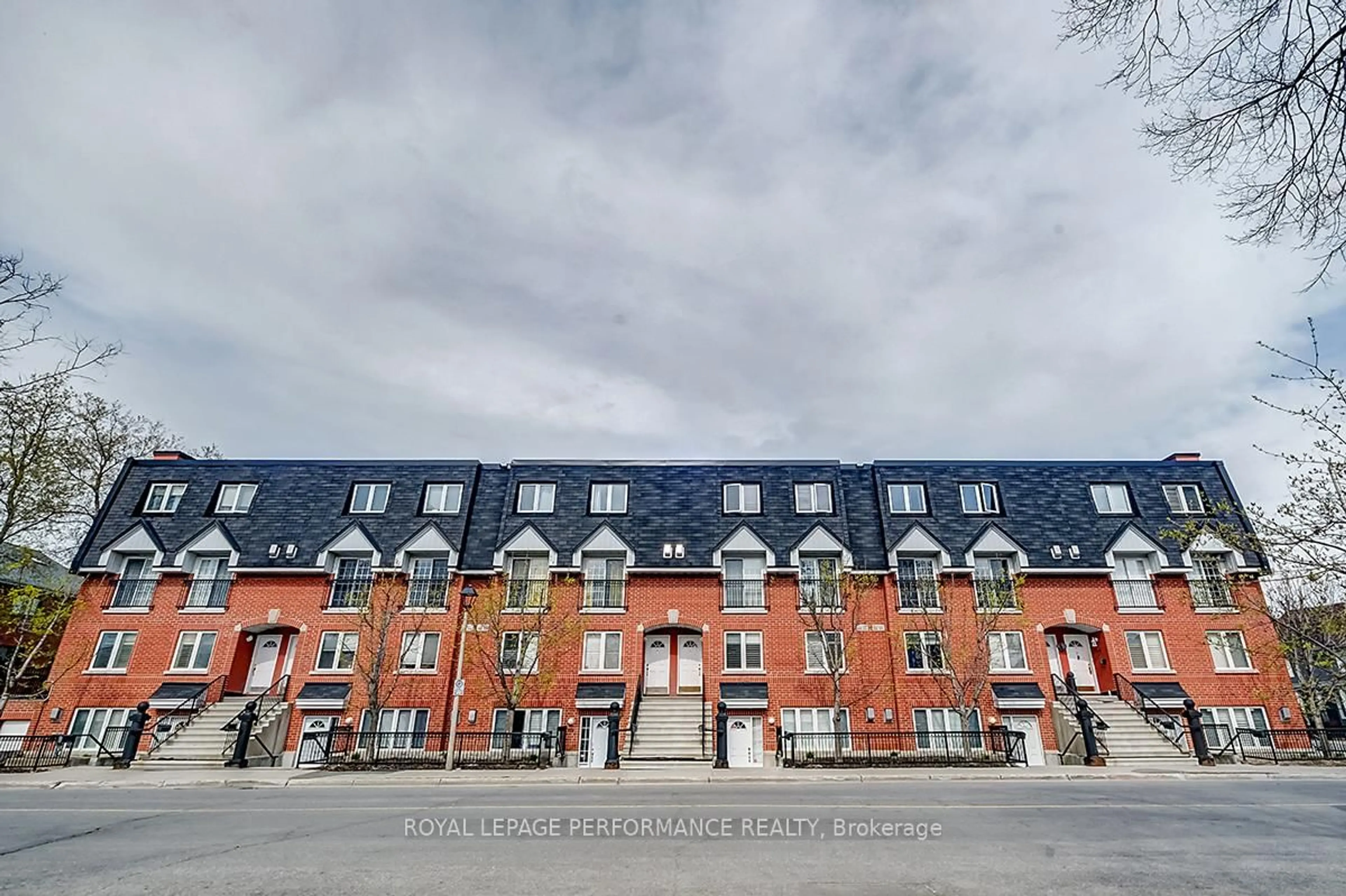 A pic from outside/outdoor area/front of a property/back of a property/a pic from drone, building for 313 St Patrick St #J, Ottawa Ontario K1N 5K6