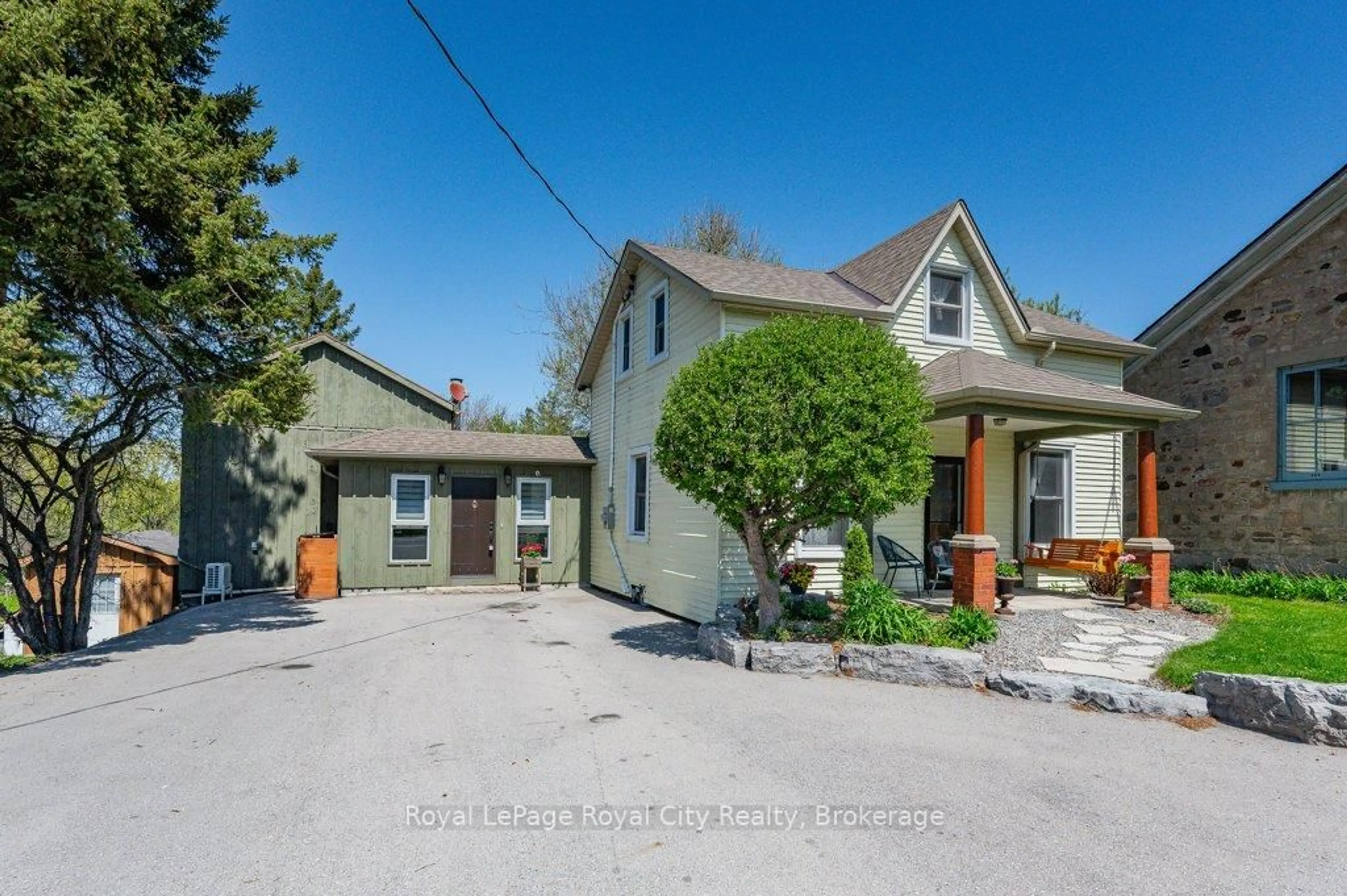 A pic from outside/outdoor area/front of a property/back of a property/a pic from drone, street for 73 Queen St, Puslinch Ontario N1E 4R9